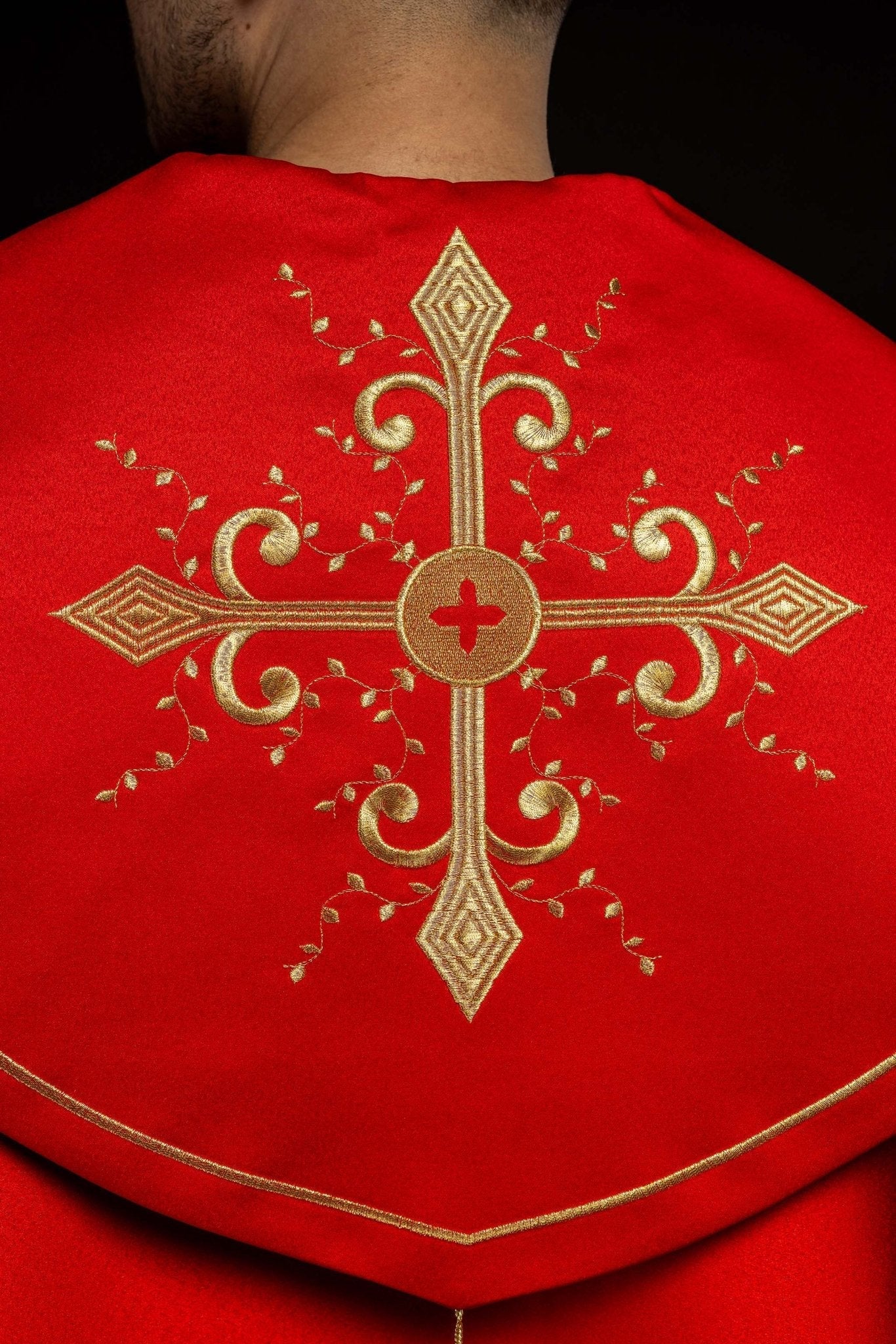 Capa pluvial roja con bordado cruces con picos KKP/024/02/20 CZERWONA SAT. POMPON 145cm - CASULLAS.ES