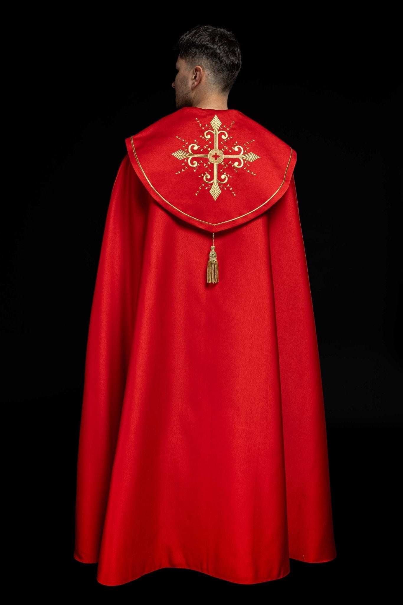 Capa pluvial roja con bordado cruces con picos KKP/024/02/20 CZERWONA SAT. POMPON 145cm - CASULLAS.ES
