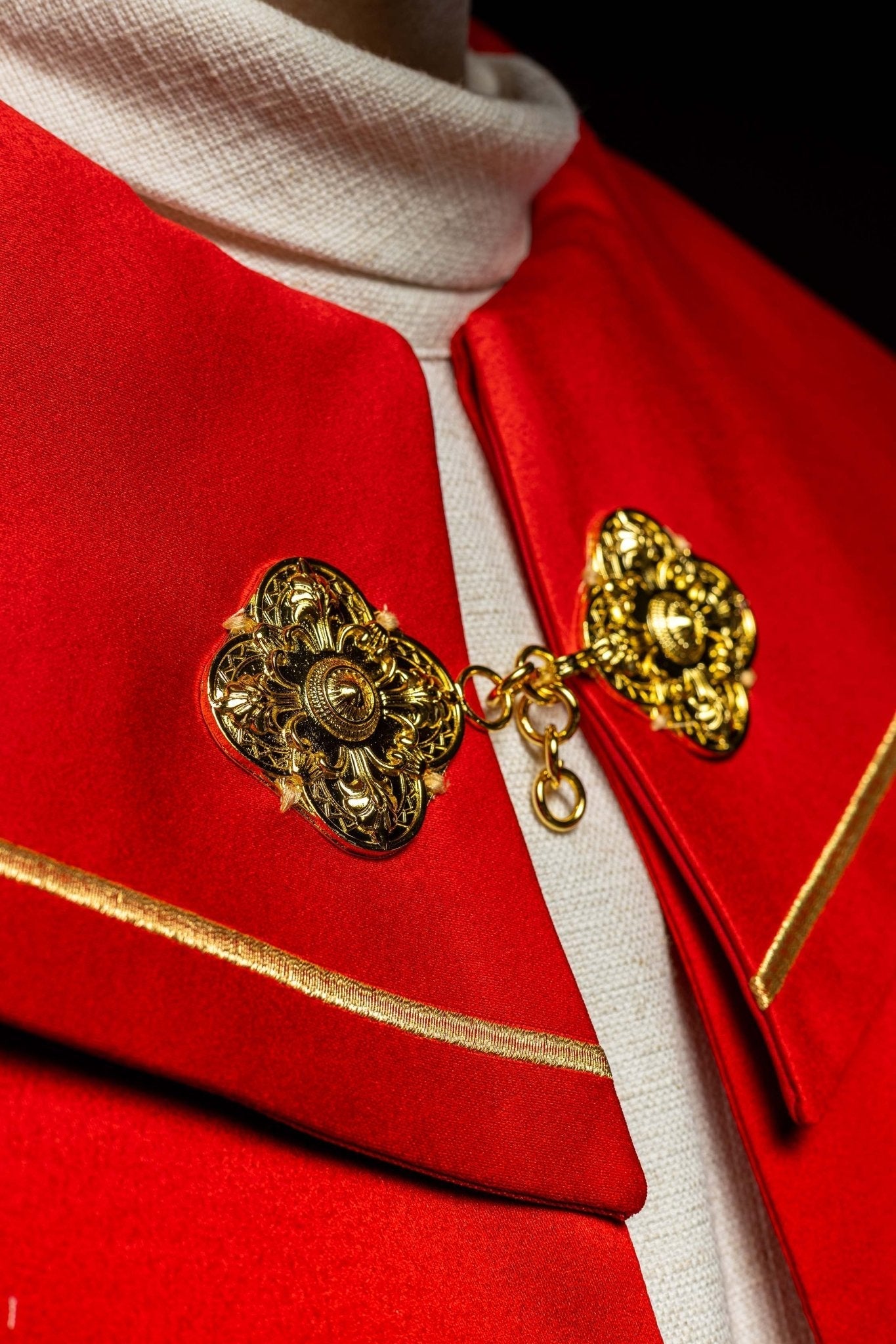 Capa pluvial roja con bordado cruces con picos KKP/024/02/20 CZERWONA SAT. POMPON 145cm - CASULLAS.ES