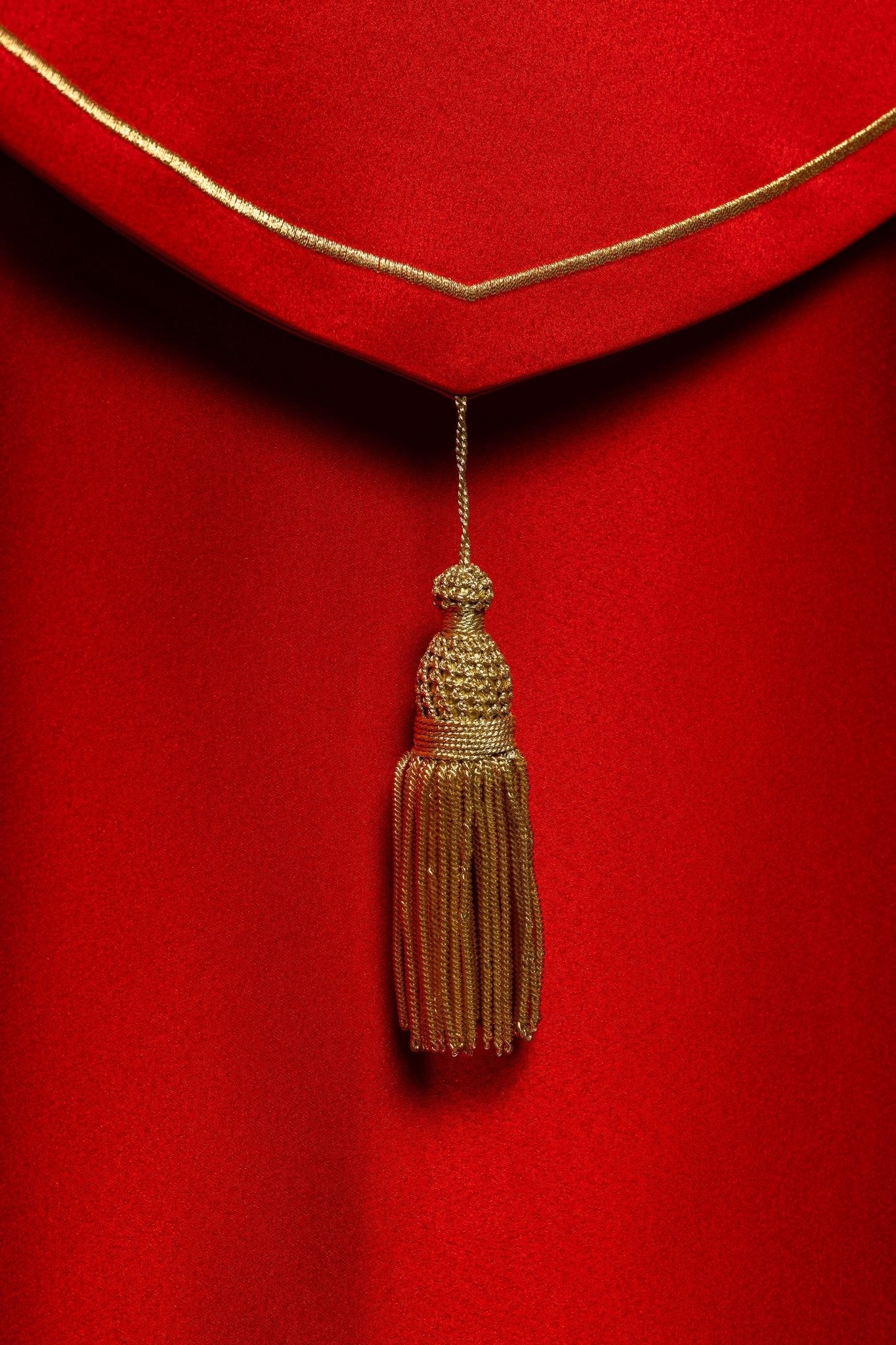 Capa pluvial roja con bordado cruces con picos KKP/024/02/20 CZERWONA SAT. POMPON 145cm - CASULLAS.ES