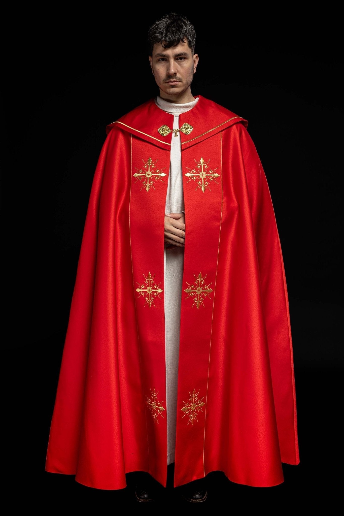Capa pluvial roja con bordado cruces con picos KKP/024/02/20 CZERWONA SAT. POMPON 145cm - CASULLAS.ES