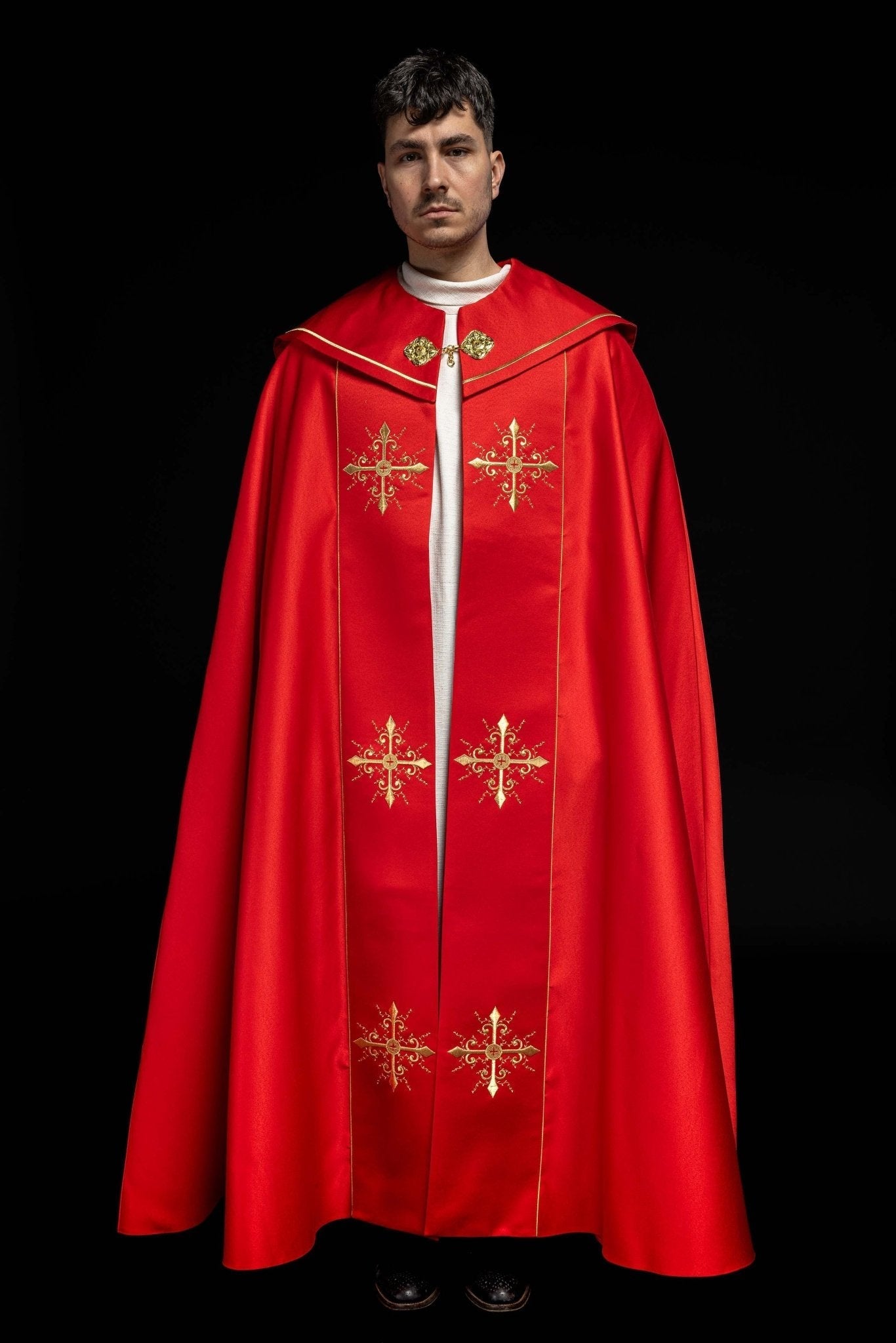 Capa pluvial roja con bordado cruces con picos KKP/024/02/20 CZERWONA SAT. POMPON 145cm - CASULLAS.ES