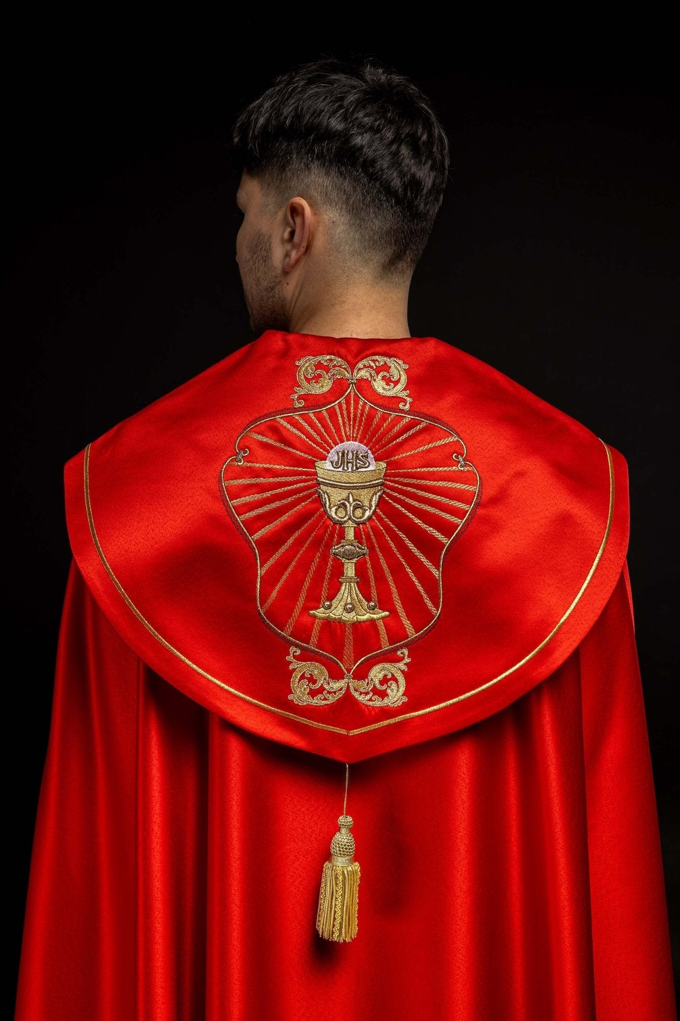 Capa pluvial roja con bordado IHS y Cáliz KKP/006/02/20 CZERWONA SAT.POMPON 150cm - CASULLAS.ES