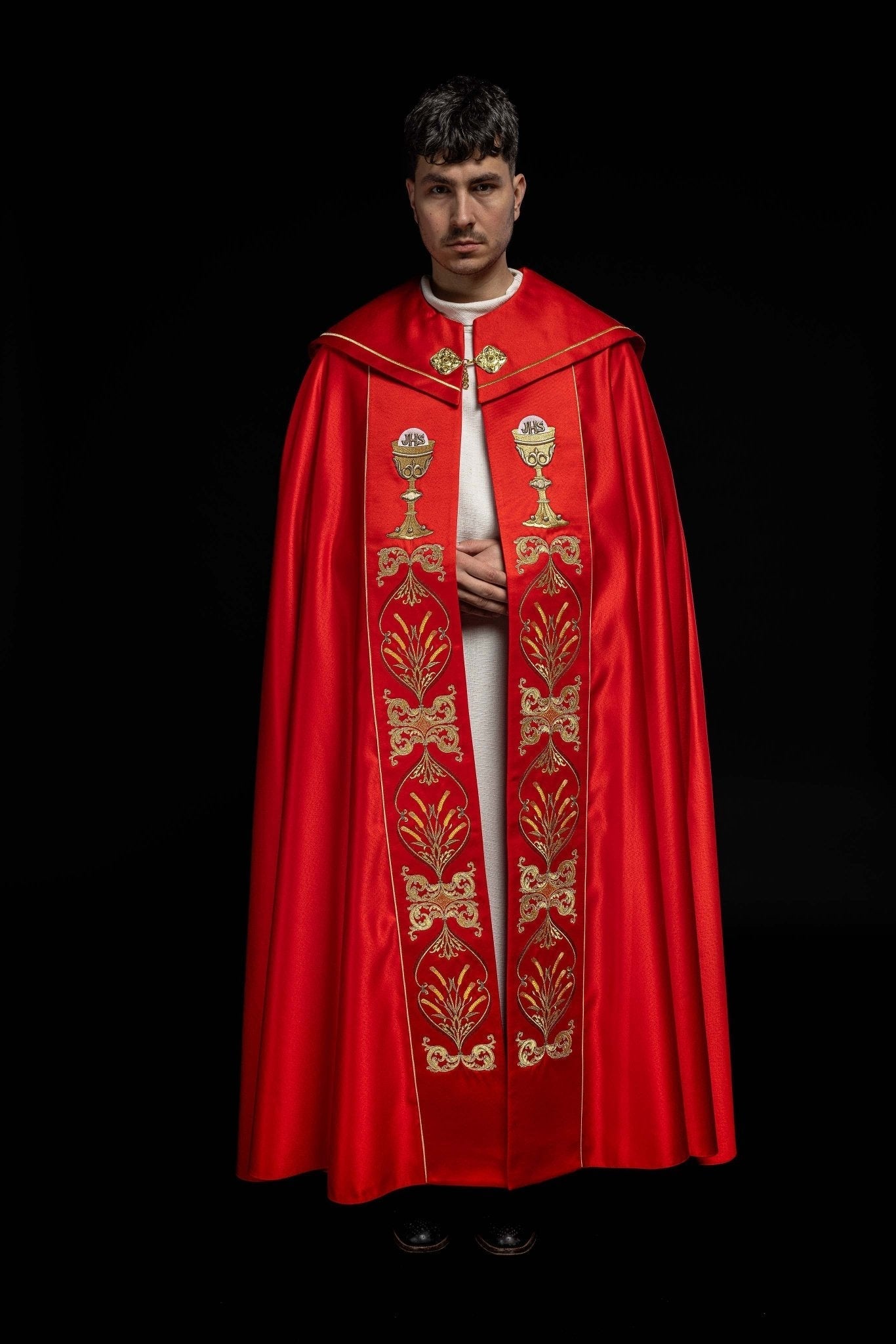 Capa pluvial roja con bordado IHS y Cáliz KKP/006/02/20 CZERWONA SAT.POMPON 150cm - CASULLAS.ES