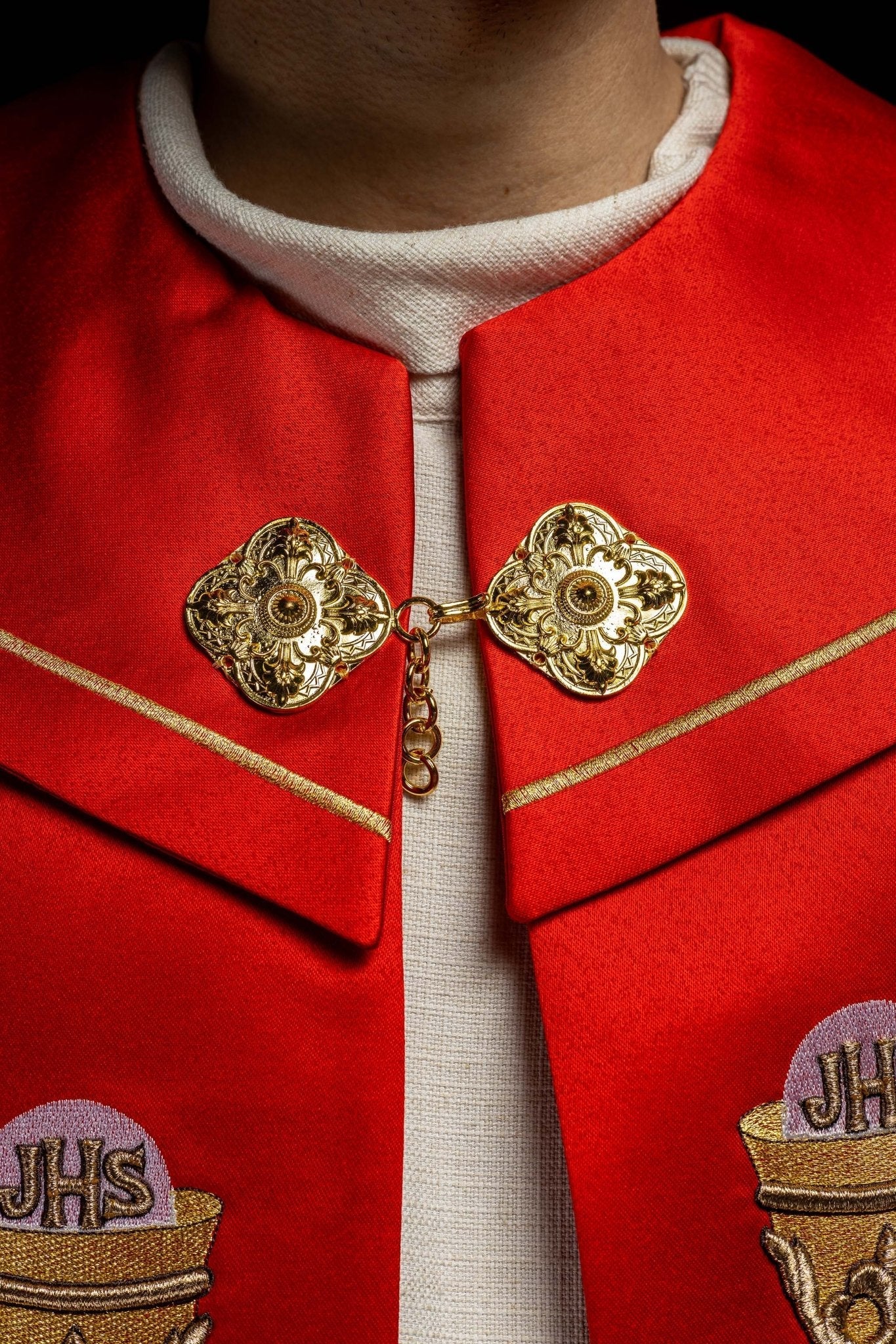 Capa pluvial roja con bordado IHS y Cáliz KKP/006/02/20 CZERWONA SAT.POMPON 150cm - CASULLAS.ES