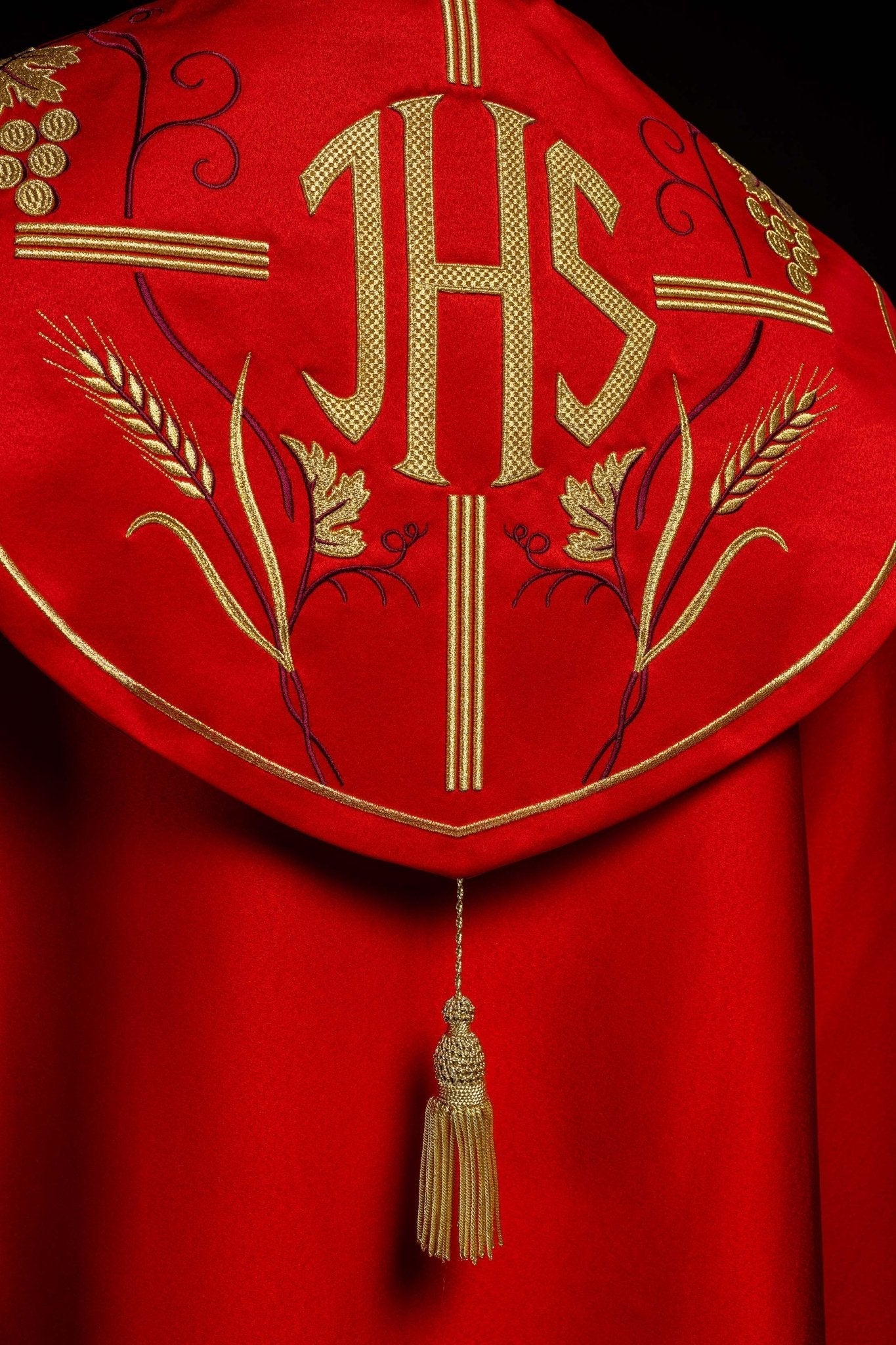 Capa pluvial roja con IHS dorado y bordado uvas KKP/001/02/20 CZERWONA SAT.POMPON 150cm - CASULLAS.ES