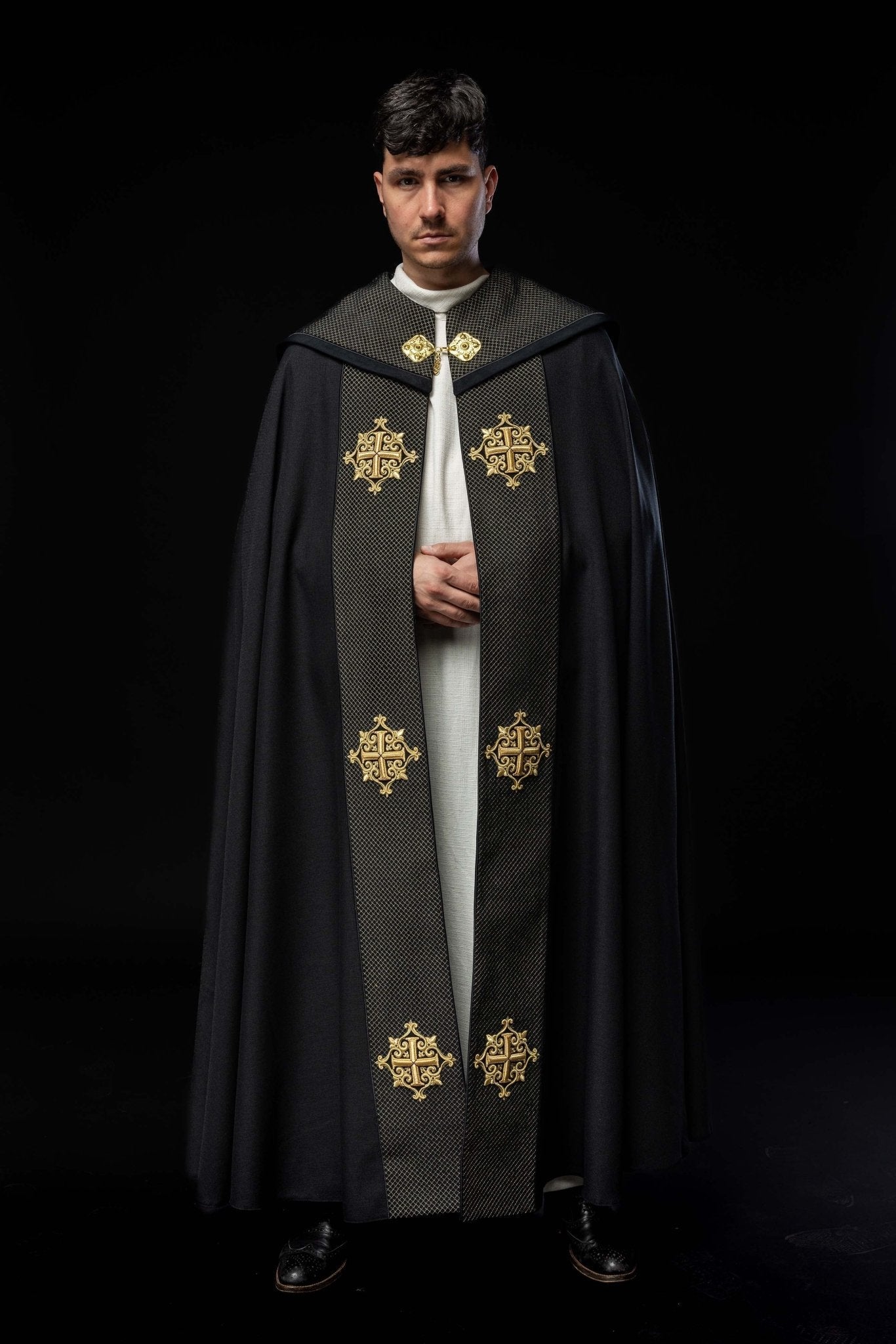 Capa pluvial terciopelo negra con bordado Cruces LE/3029/07 145 cm - CASULLAS.ES