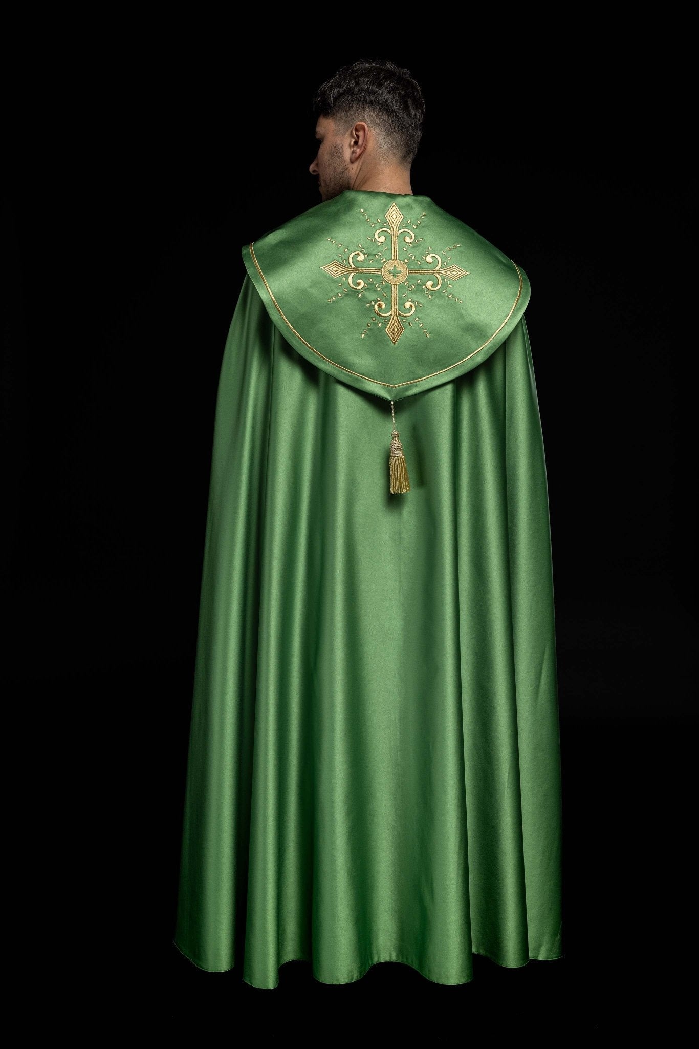 Capa pluvial verde con bordado cruces con picos KKP/024/01/20 ZIELONA SAT. POMPON 145cm - CASULLAS.ES