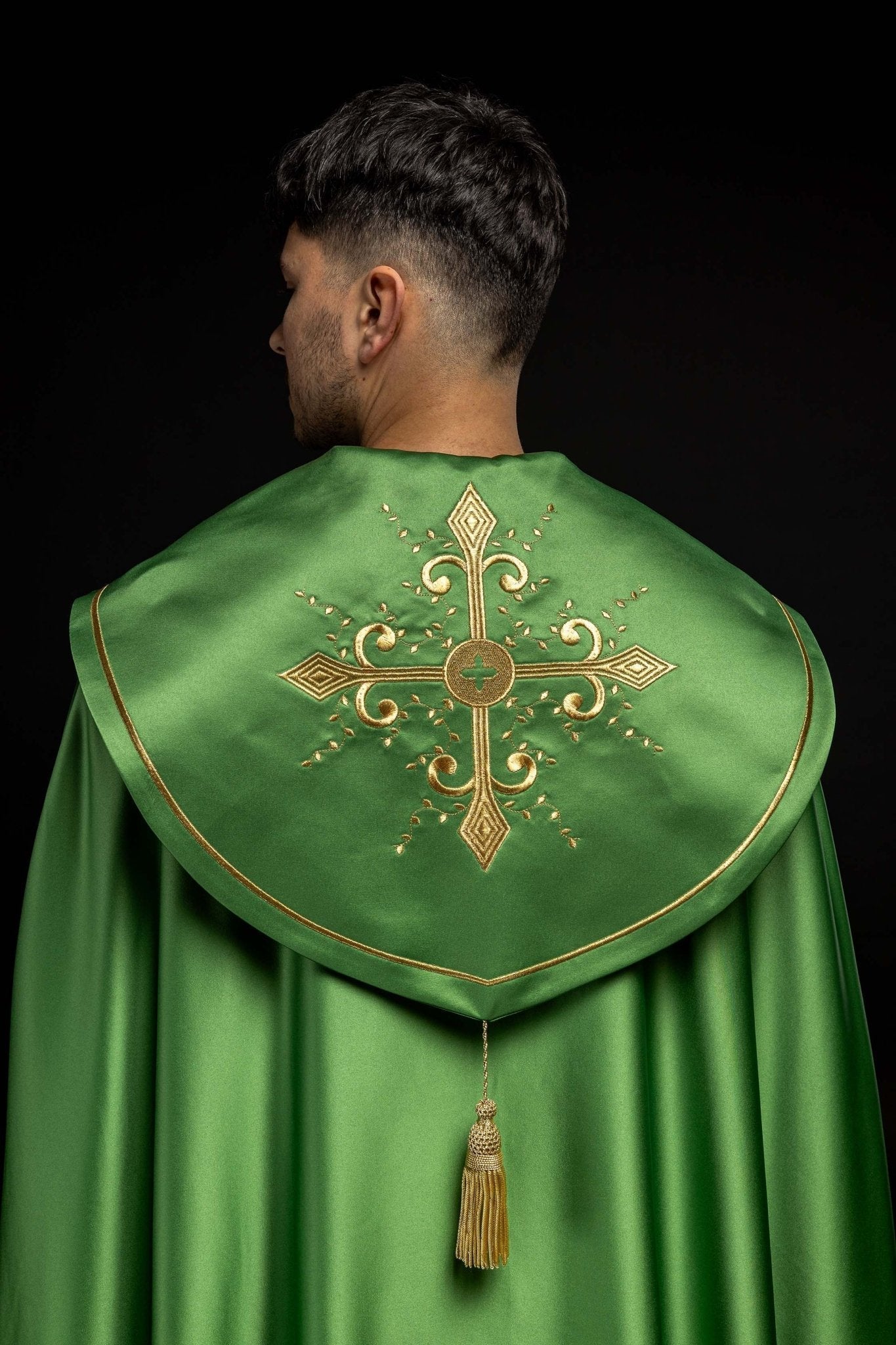 Capa pluvial verde con bordado cruces con picos KKP/024/01/20 ZIELONA SAT. POMPON 145cm - CASULLAS.ES