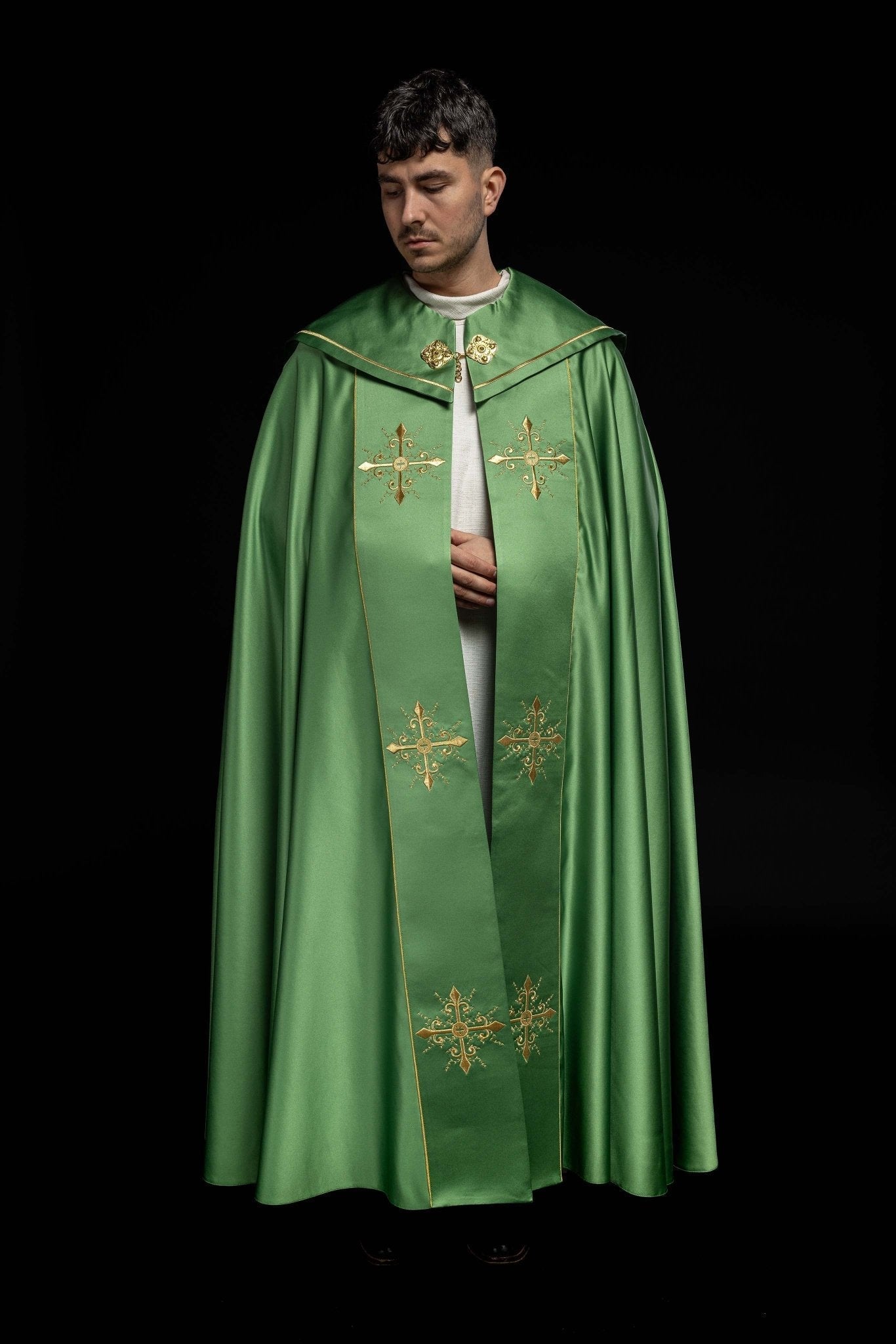 Capa pluvial verde con bordado cruces con picos KKP/024/01/20 ZIELONA SAT. POMPON 145cm - CASULLAS.ES