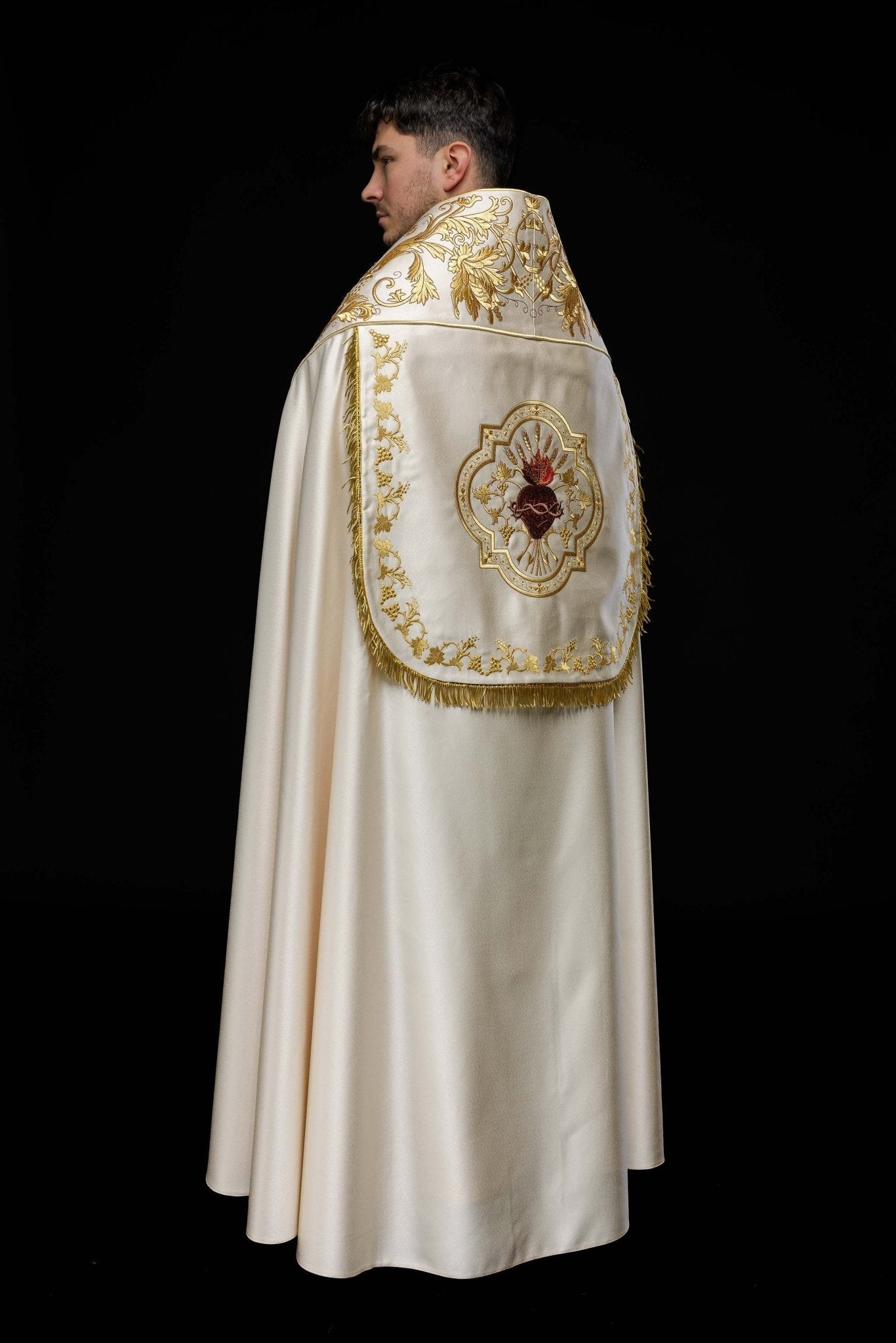 Capa romana de raso color crudo con corazón del Señor Jesús bordado KKP/026/05/20 150 cm - CASULLAS.ES