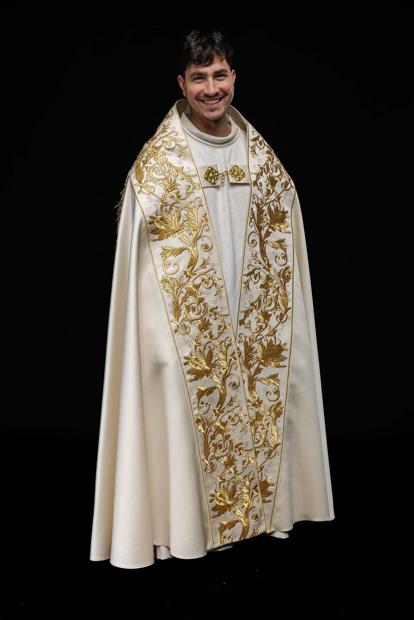 Capa romana de raso color crudo con corazón del Señor Jesús bordado KKP/026/05/20 150 cm - CASULLAS.ES