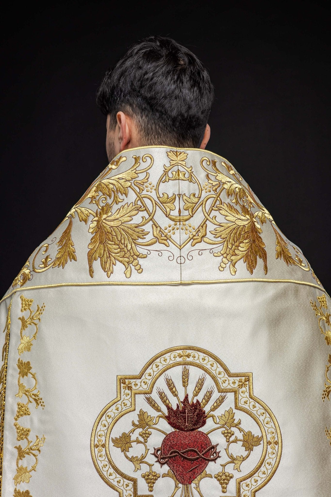 Capa romana de raso color crudo con corazón del Señor Jesús bordado KKP/026/05/20 150 cm - CASULLAS.ES