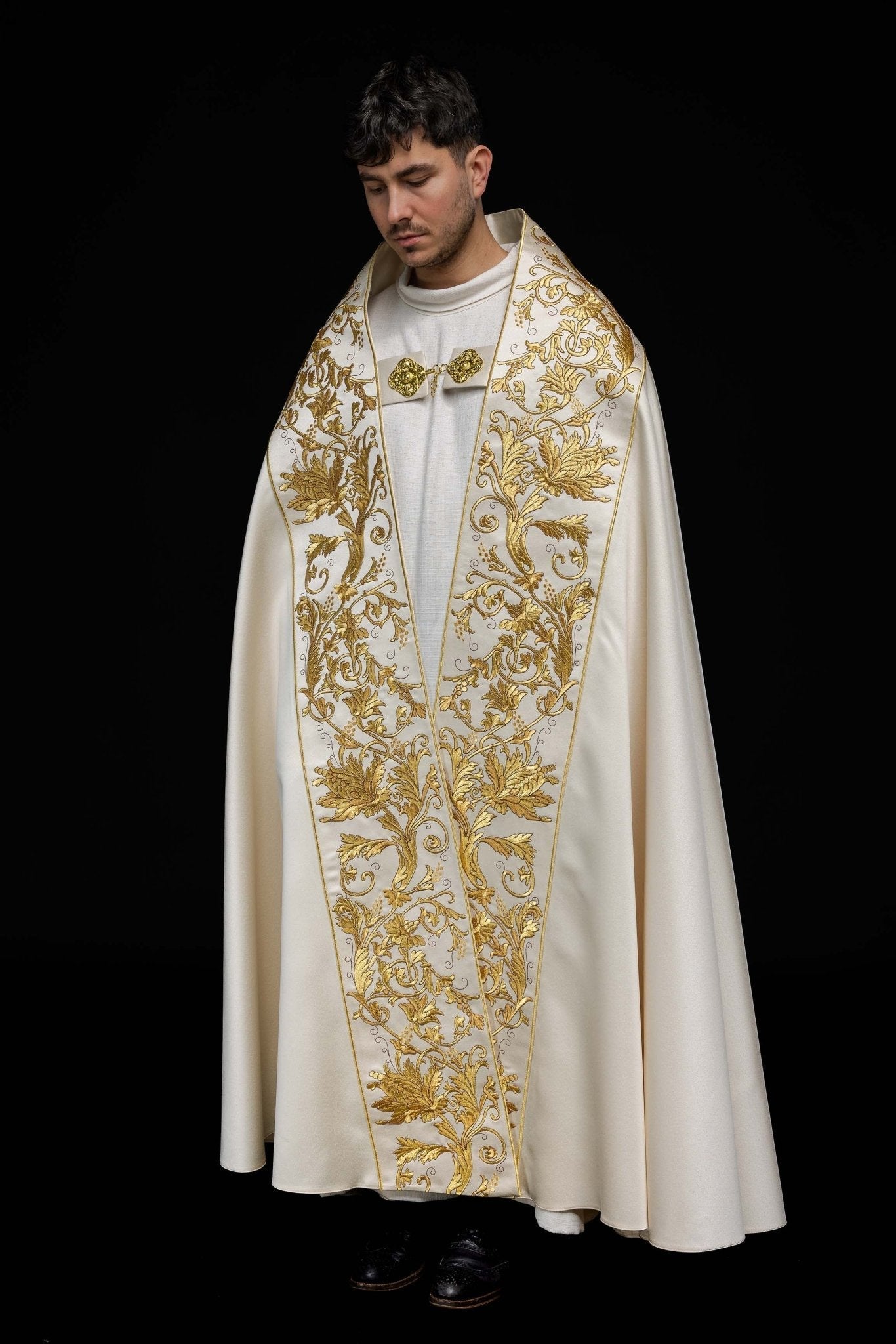 Capa romana de raso color crudo con corazón del Señor Jesús bordado KKP/026/05/20 150 cm - CASULLAS.ES