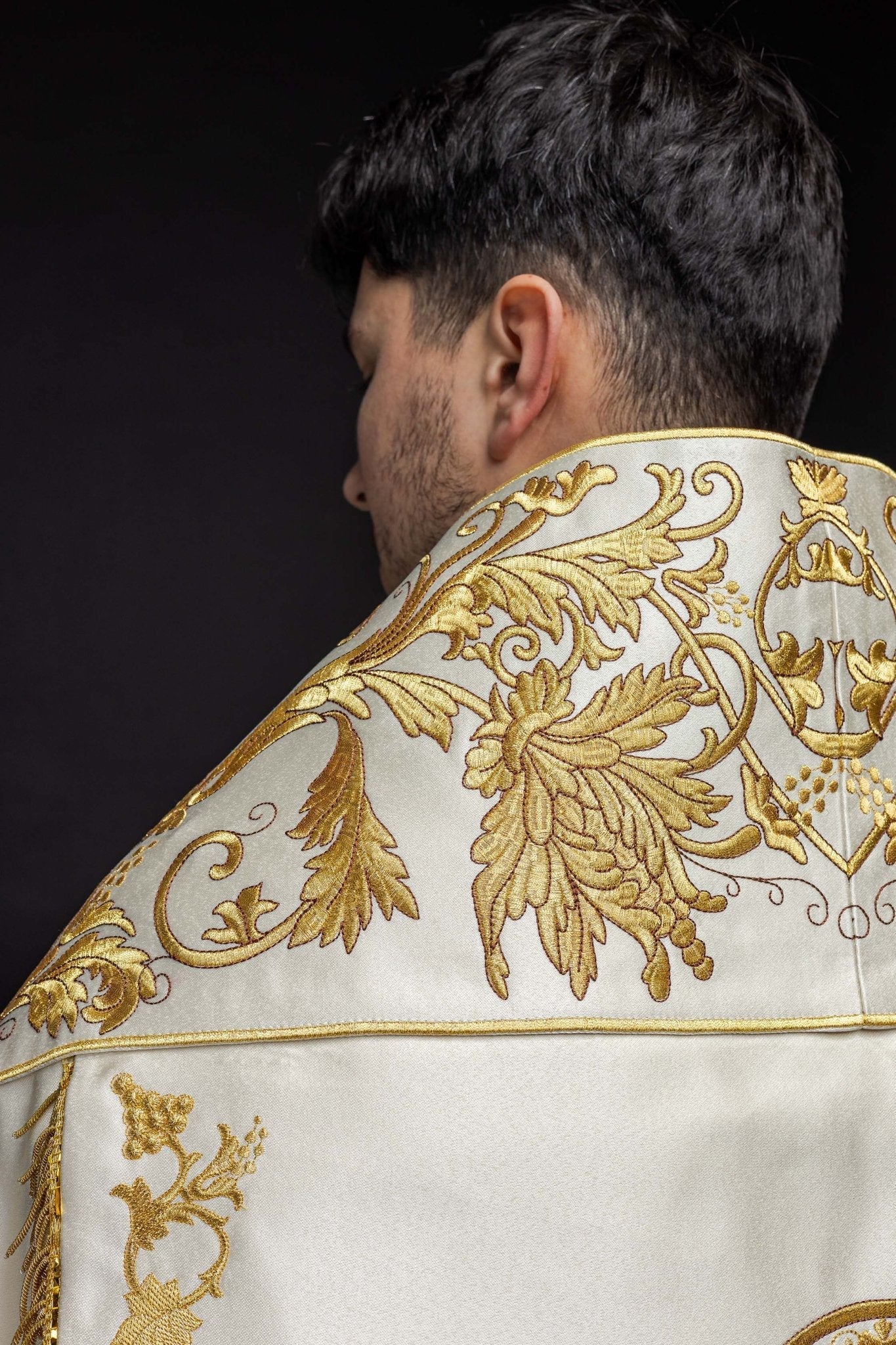 Capa romana de raso color crudo con corazón del Señor Jesús bordado KKP/026/05/20 150 cm - CASULLAS.ES