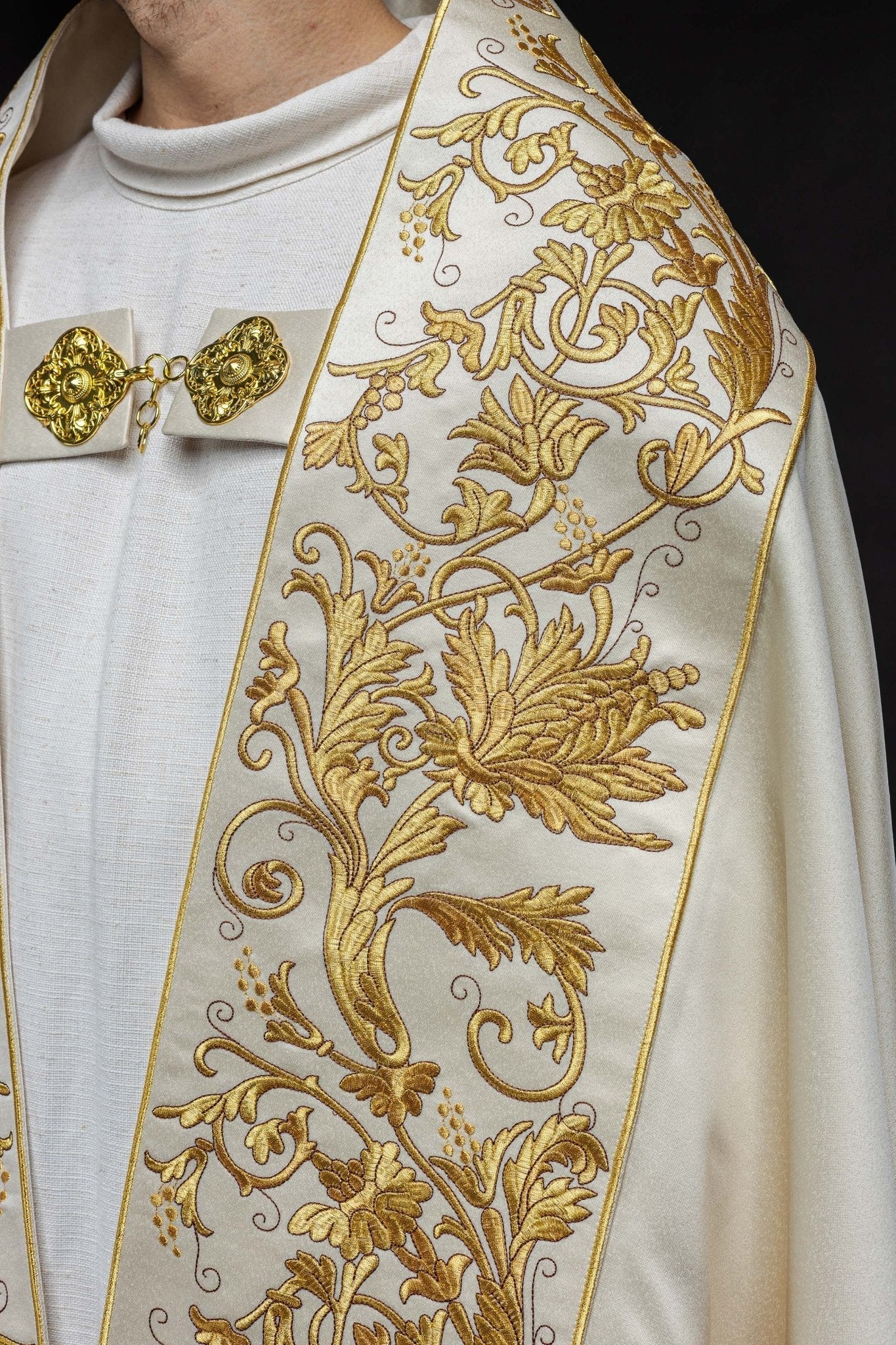 Capa romana de raso color crudo con corazón del Señor Jesús bordado KKP/026/05/20 150 cm - CASULLAS.ES