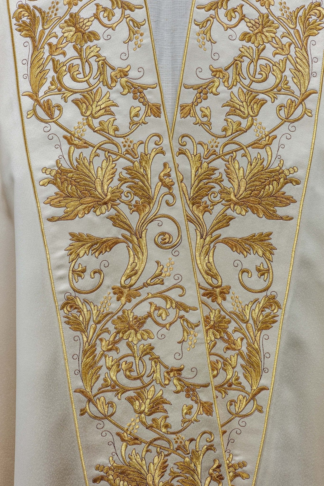 Capa romana de raso color crudo con corazón del Señor Jesús bordado KKP/026/05/20 150 cm - CASULLAS.ES