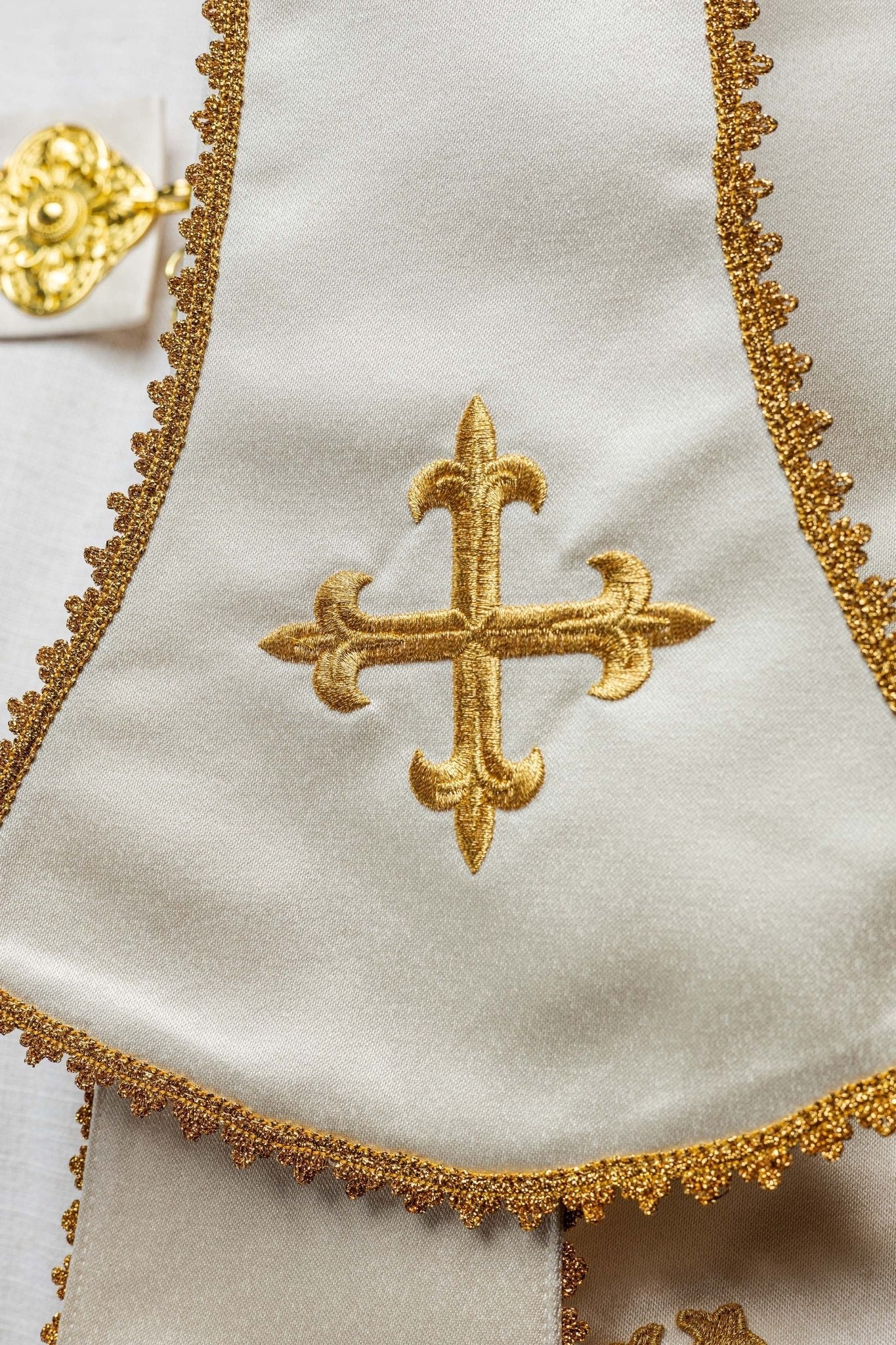Capa romana de raso color crudo con corazón del Señor Jesús bordado KKP/026/05/20 150 cm - CASULLAS.ES