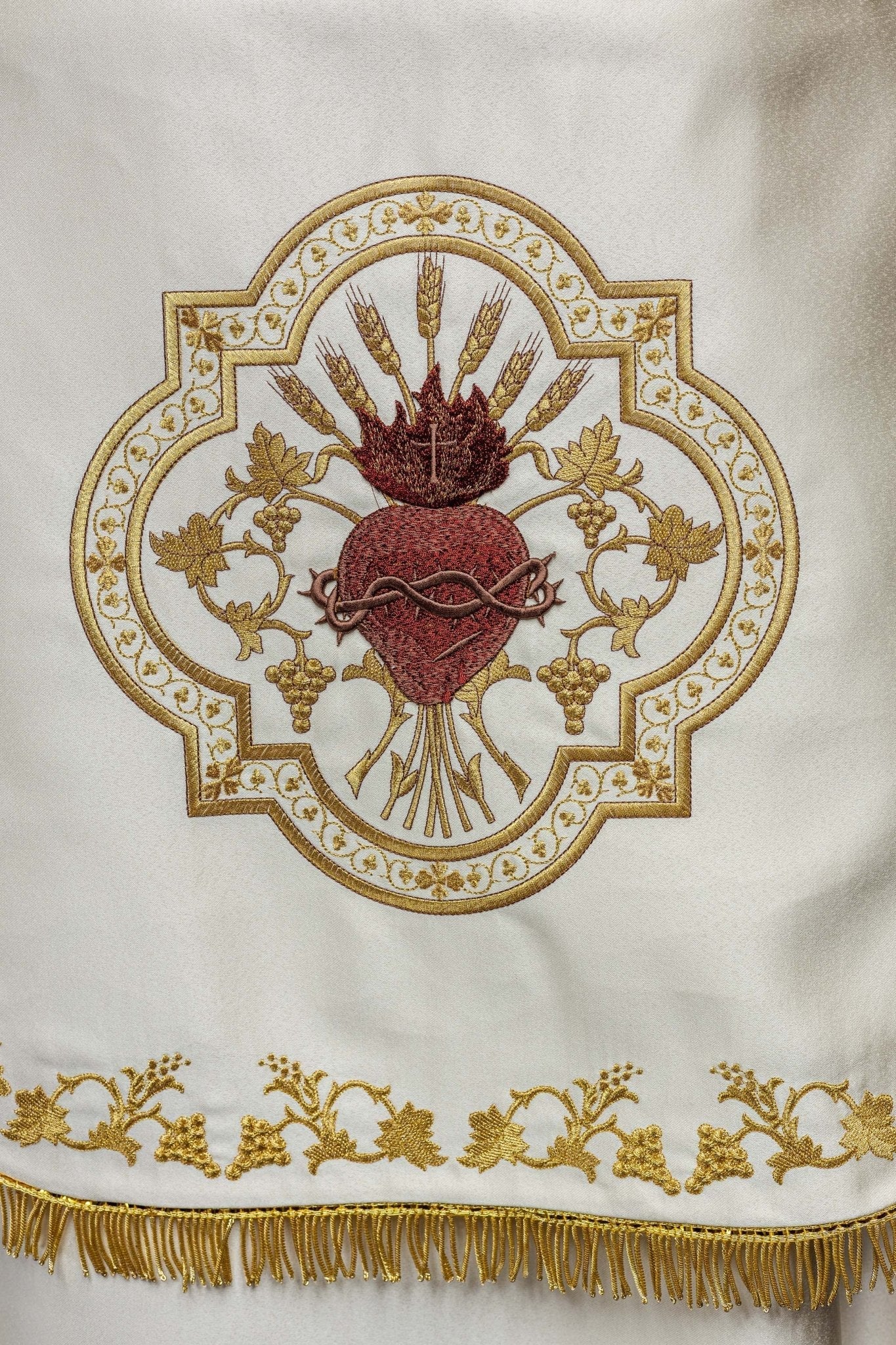 Capa romana de raso color crudo con corazón del Señor Jesús bordado KKP/026/05/20 150 cm - CASULLAS.ES