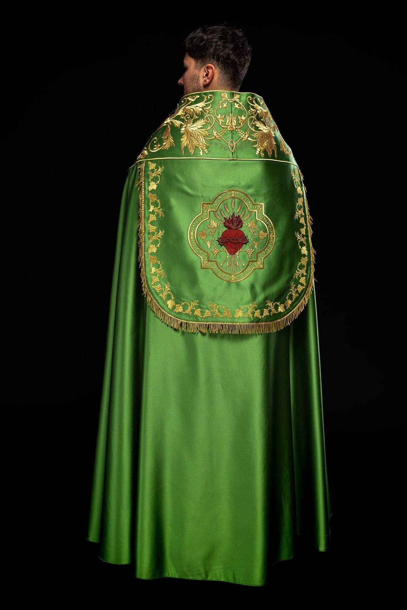 Capa romana de satén verde con corazón de Jesús bordado KKP/026/01/20 150cm - CASULLAS.ES