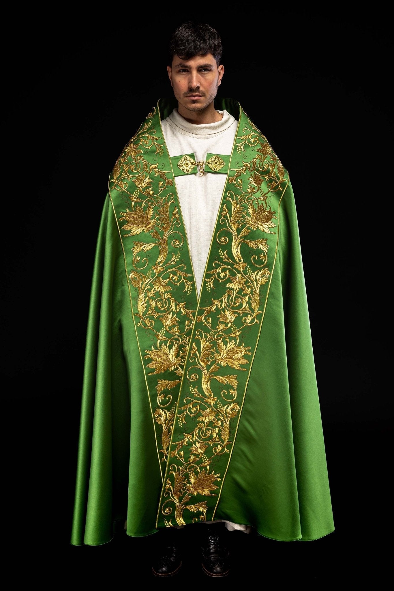 Capa romana de satén verde con corazón de Jesús bordado KKP/026/01/20 150cm - CASULLAS.ES