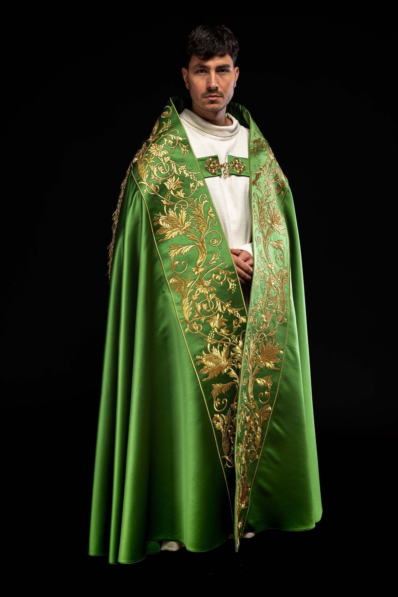 Capa romana de satén verde con corazón de Jesús bordado KKP/026/01/20 150cm - CASULLAS.ES