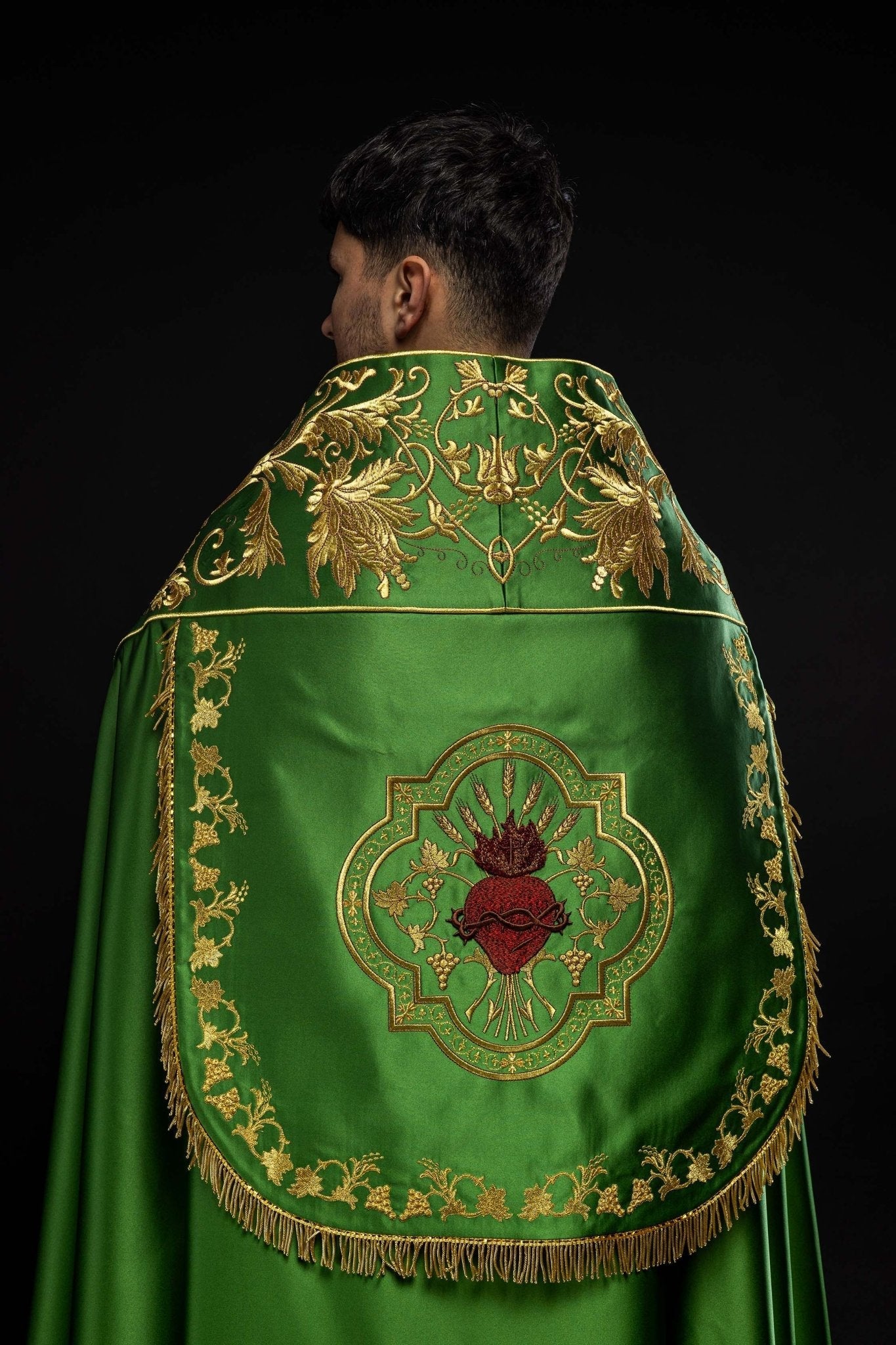 Capa romana de satén verde con corazón de Jesús bordado KKP/026/01/20 150cm - CASULLAS.ES