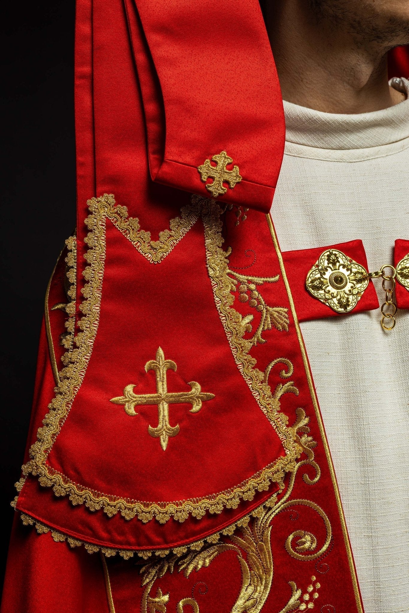 Capa romano de raso, rojo, con corazón de Jesús bordado KKP/026/02/20 150 cm - CASULLAS.ES