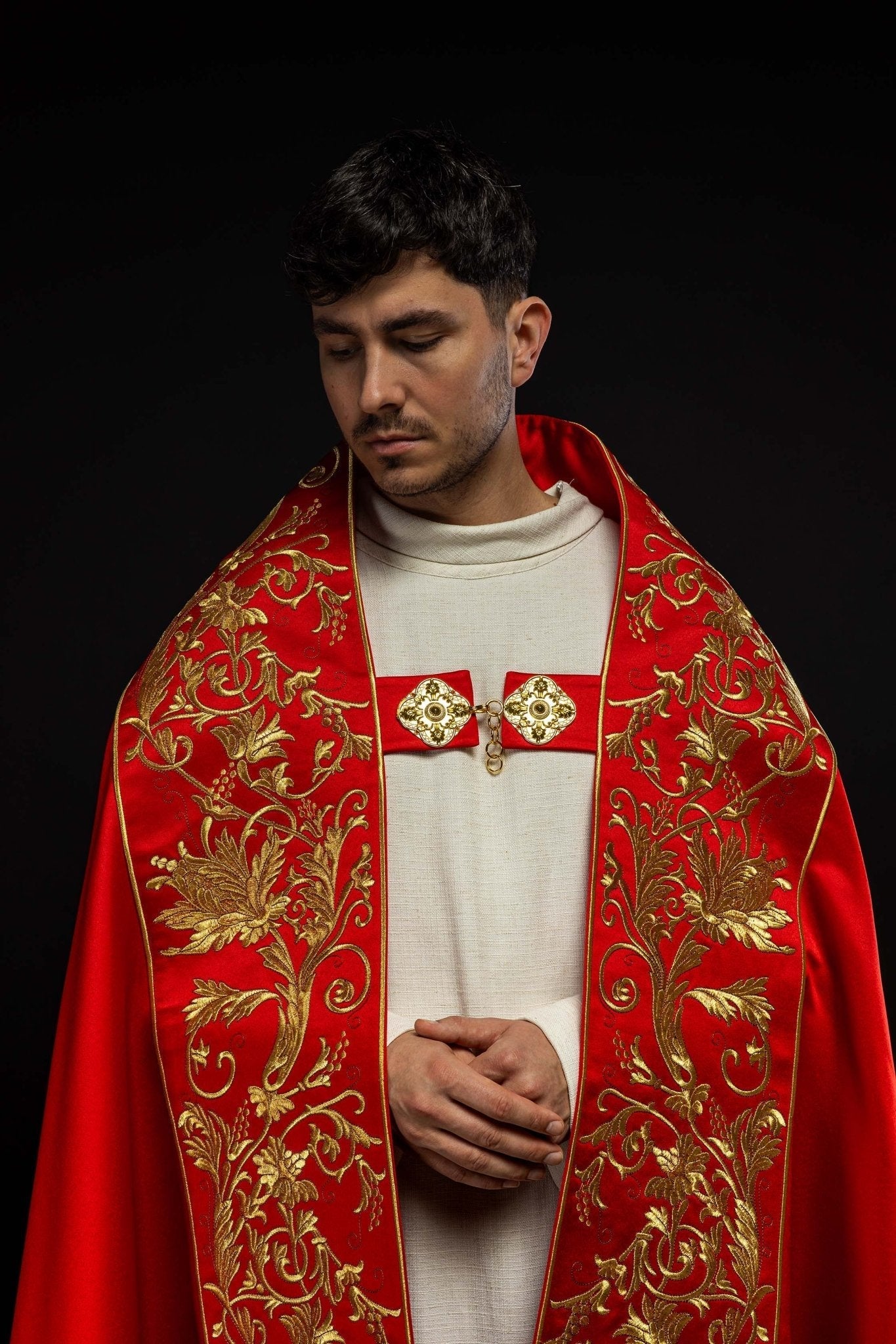 Capa romano de raso, rojo, con corazón de Jesús bordado KKP/026/02/20 150 cm - CASULLAS.ES