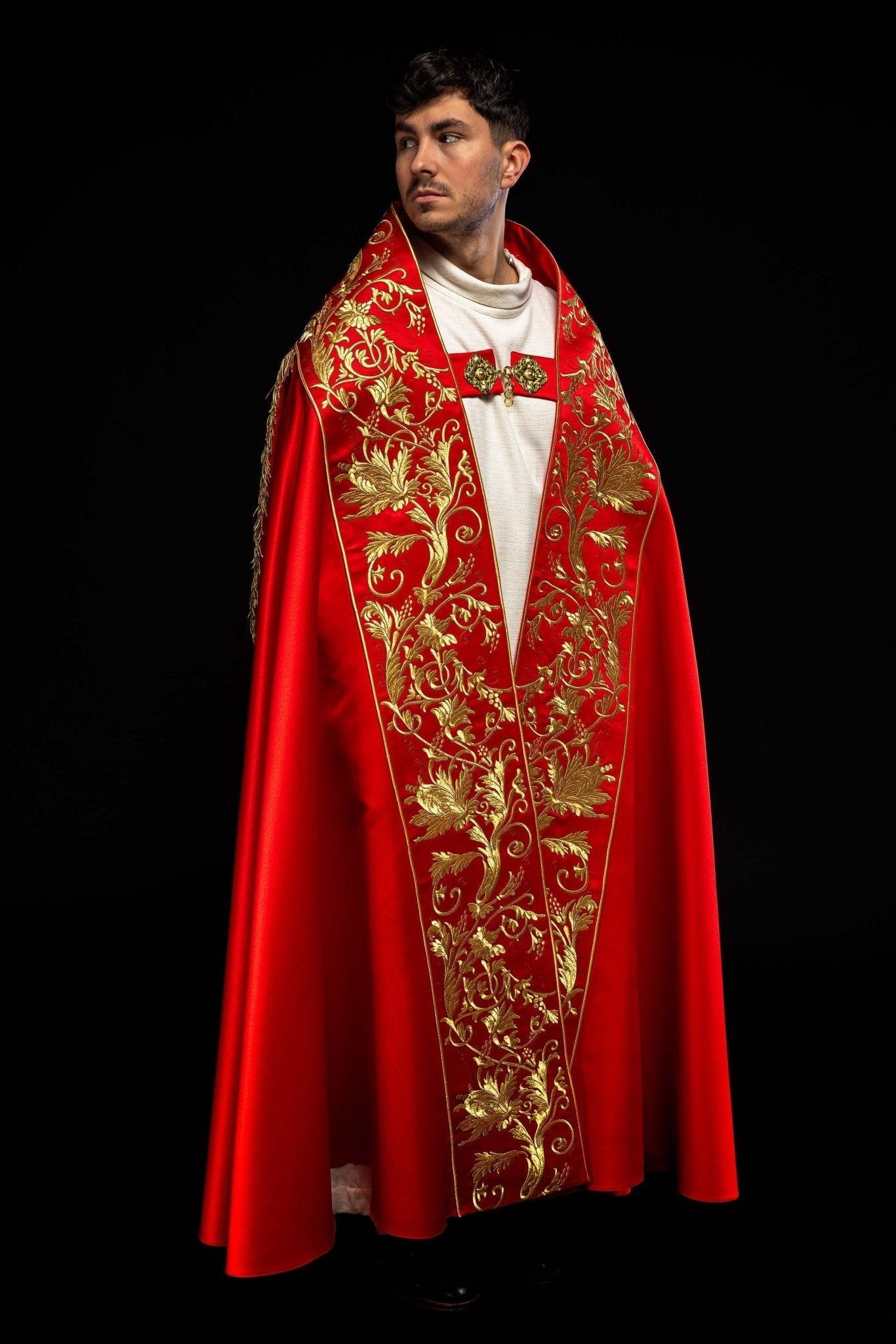 Capa romano de raso, rojo, con corazón de Jesús bordado KKP/026/02/20 150 cm - CASULLAS.ES