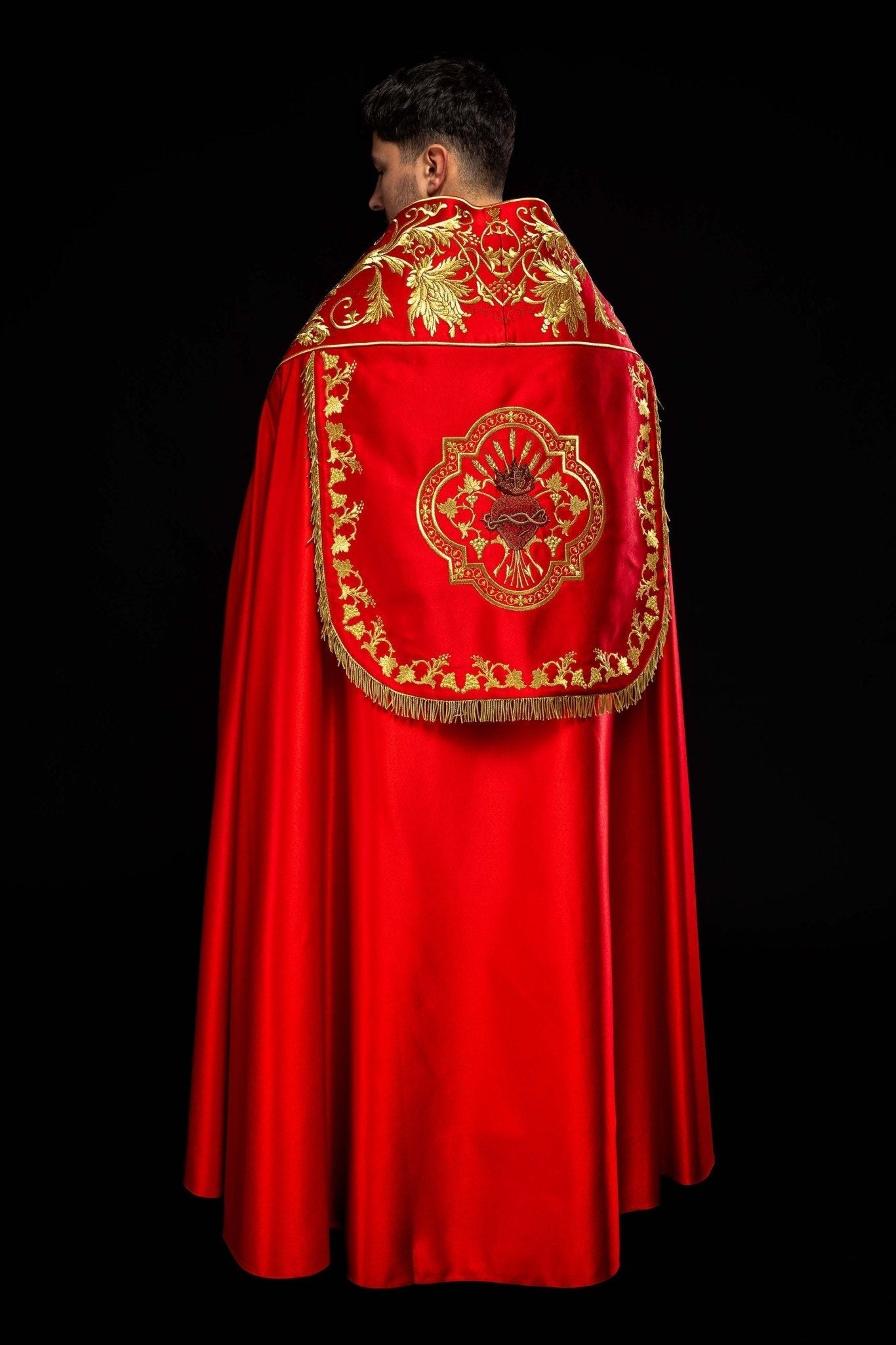 Capa romano de raso, rojo, con corazón de Jesús bordado KKP/026/02/20 150 cm - CASULLAS.ES