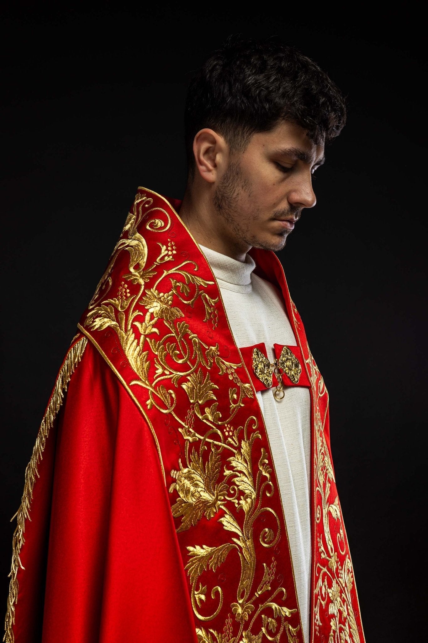 Capa romano de raso, rojo, con corazón de Jesús bordado KKP/026/02/20 150 cm - CASULLAS.ES