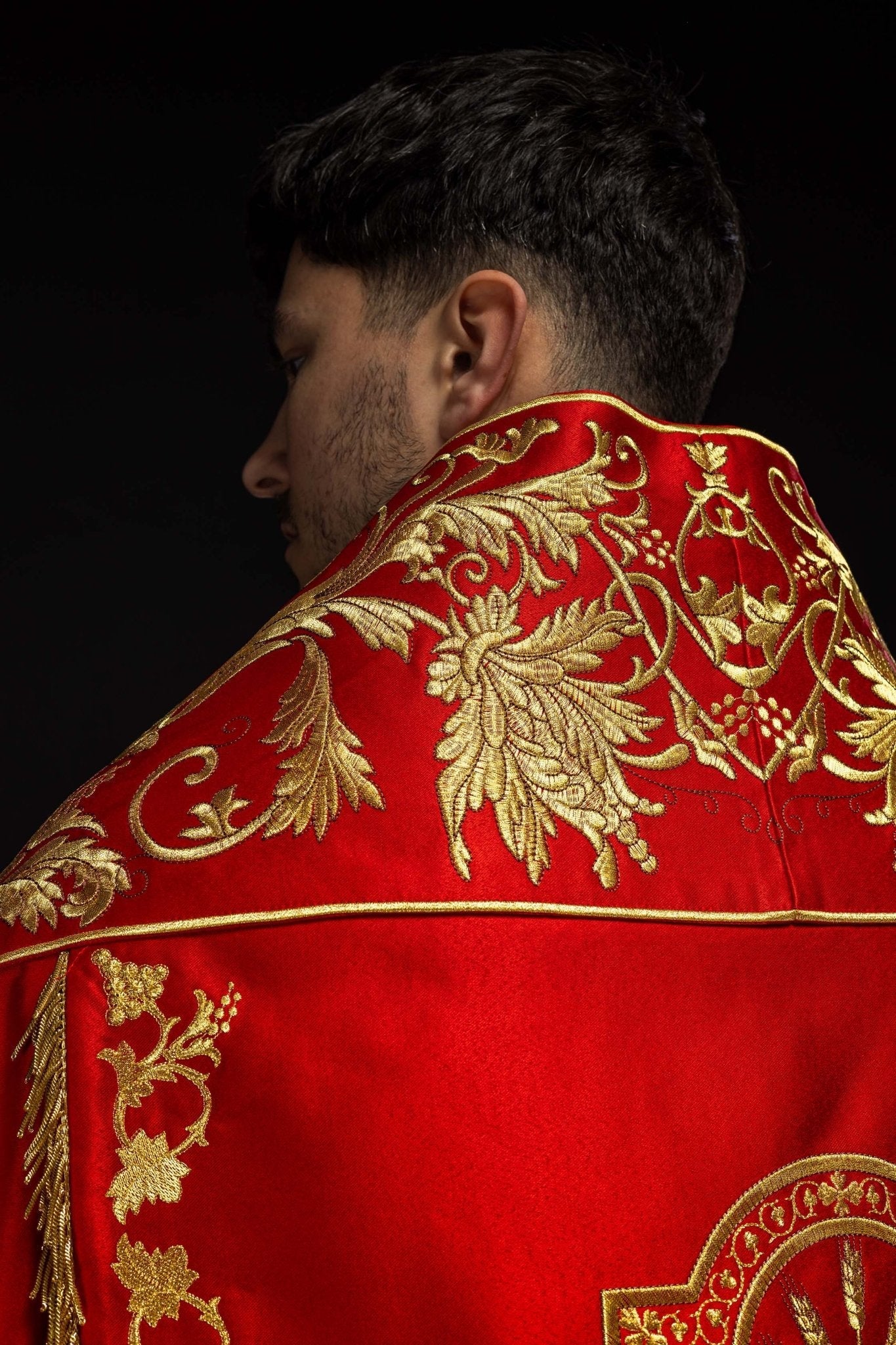 Capa romano de raso, rojo, con corazón de Jesús bordado KKP/026/02/20 150 cm - CASULLAS.ES