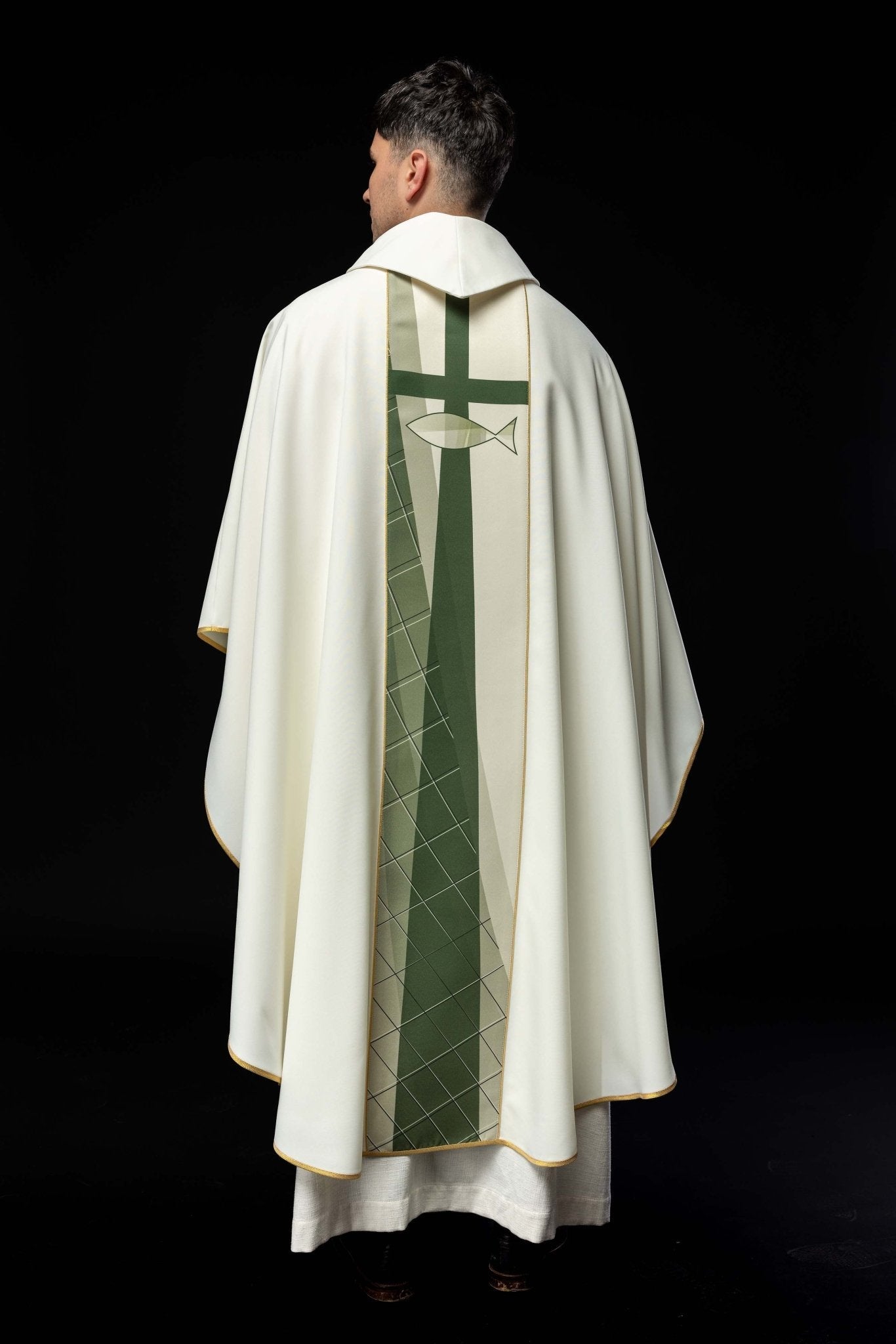 Casulla blanca bordada con diseño de cruz y peces HA7010 - 05 ECRU - CASULLAS.ES