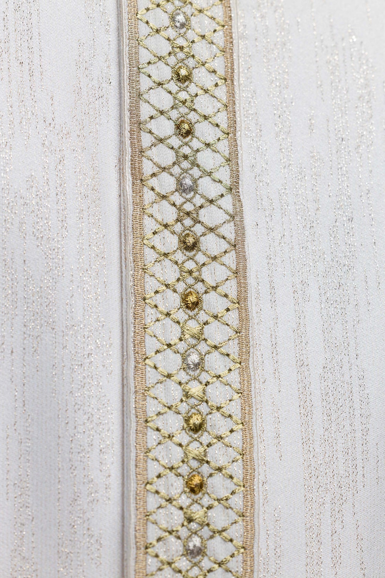 Casulla blanca con galón y cuello bordados LE/7033/05 - CASULLAS.ES