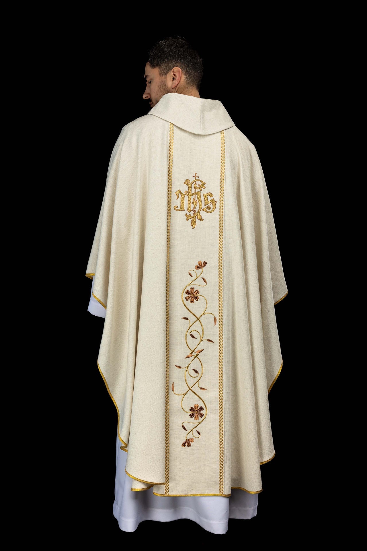 Casulla bordada con bandas y la imagen de Jesús Buen Pastor con un cordero en color crudo KOW2/022/05/49 - CASULLAS.ES