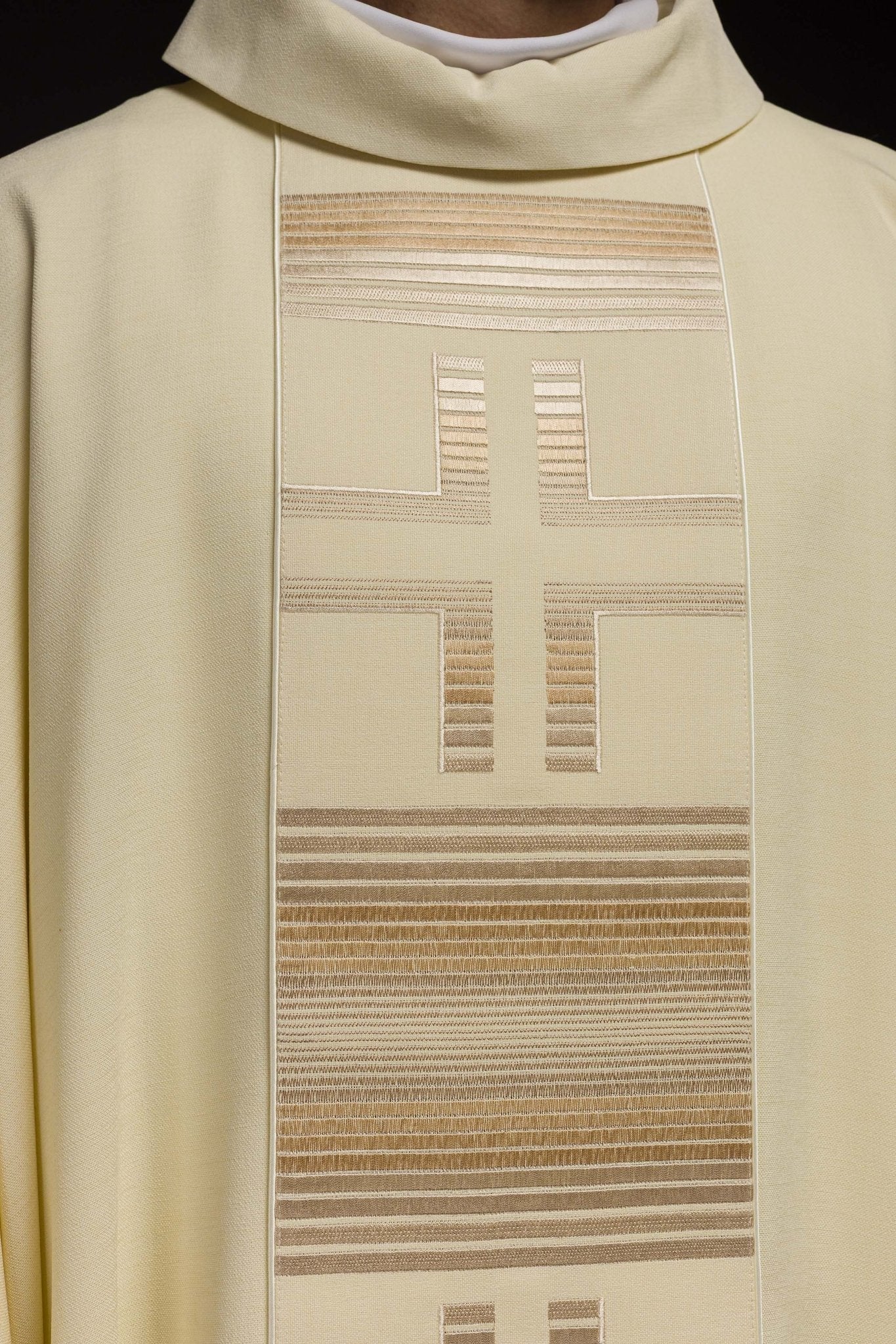 Casulla bordada con cruces en color marfil HA7032 - 05 ECRU - CASULLAS.ES