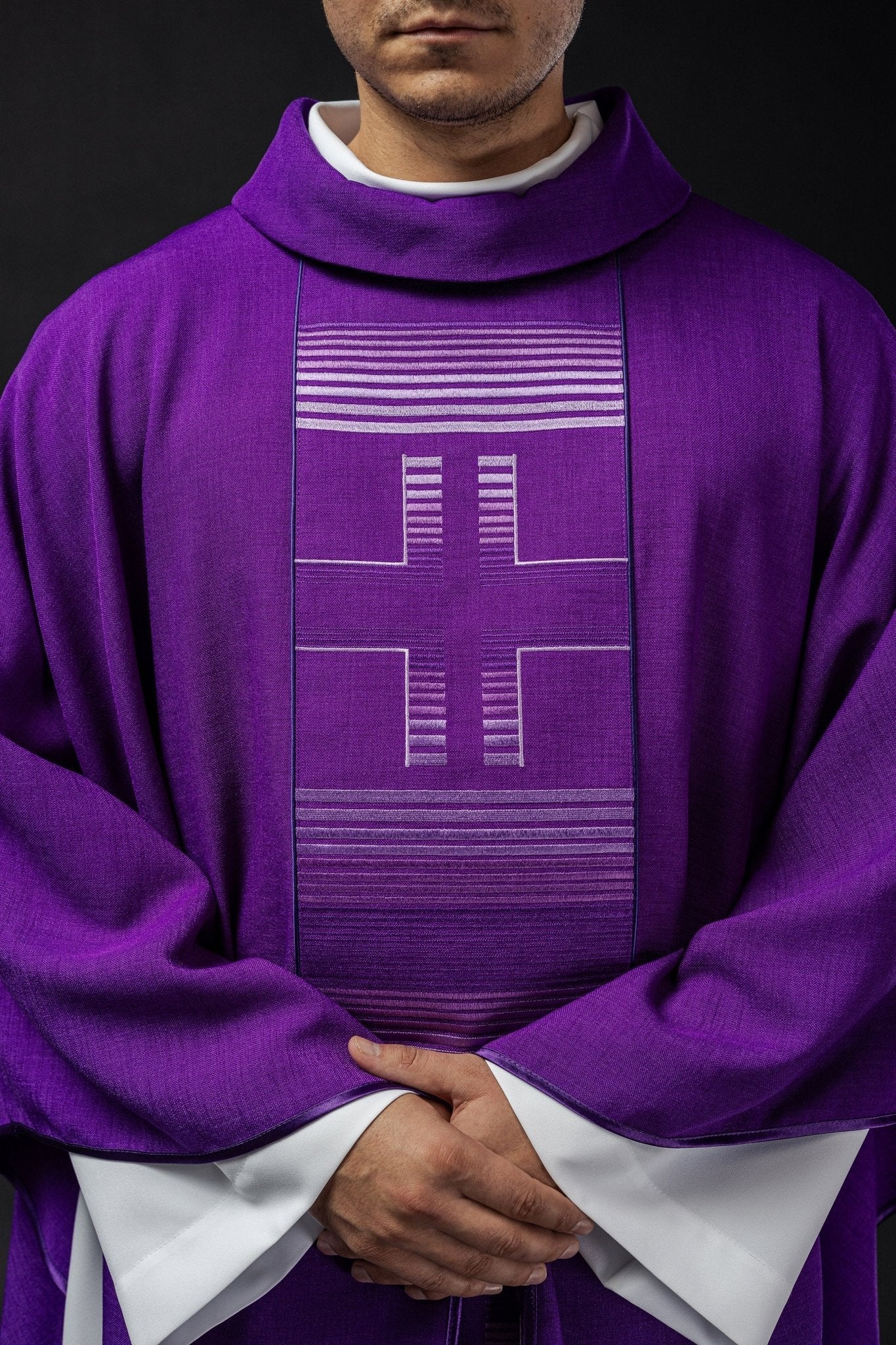 Casulla bordada con cruces moradas HA7032 - 03 FIOLET - CASULLAS.ES