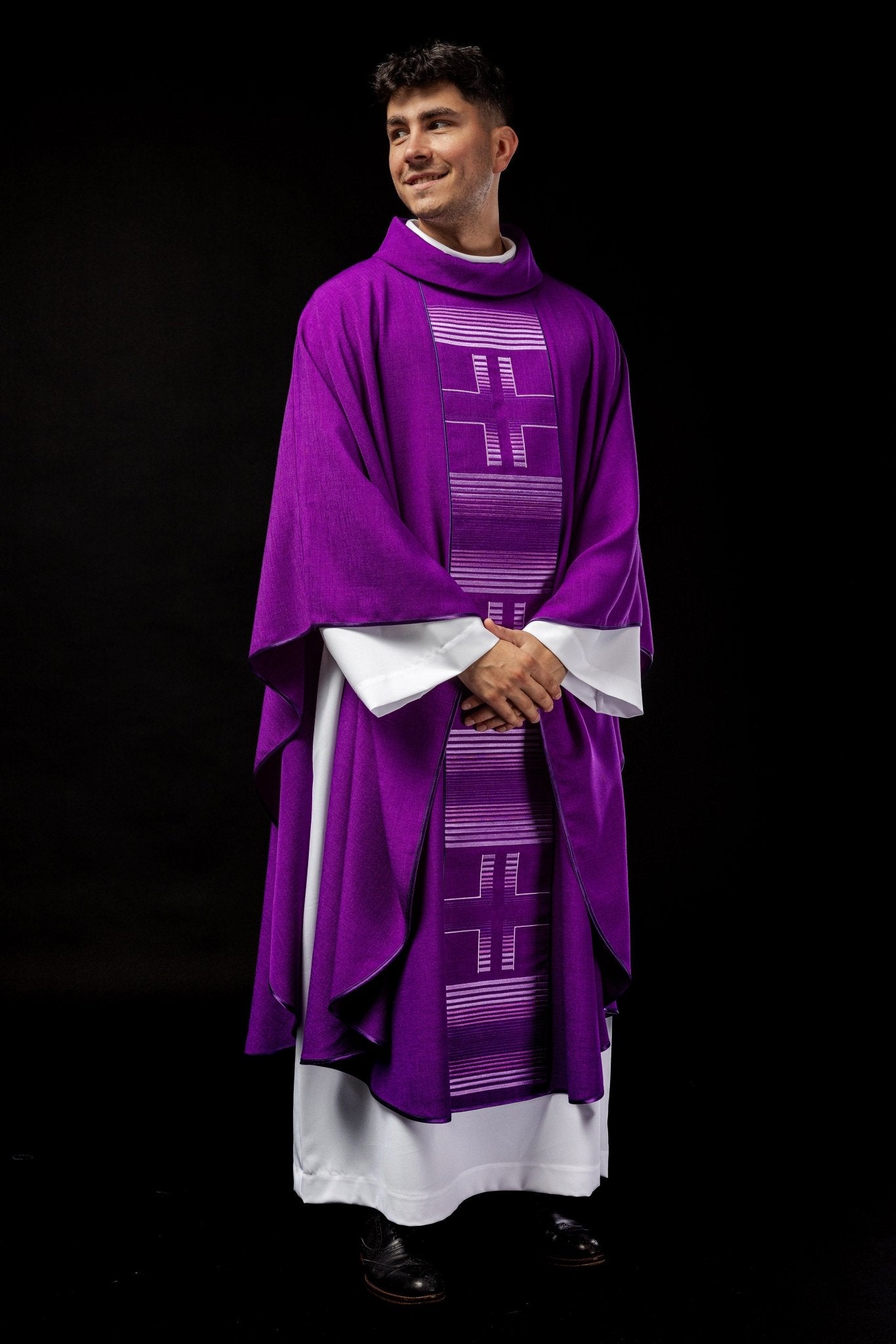 Casulla bordada con cruces moradas HA7032 - 03 FIOLET - CASULLAS.ES