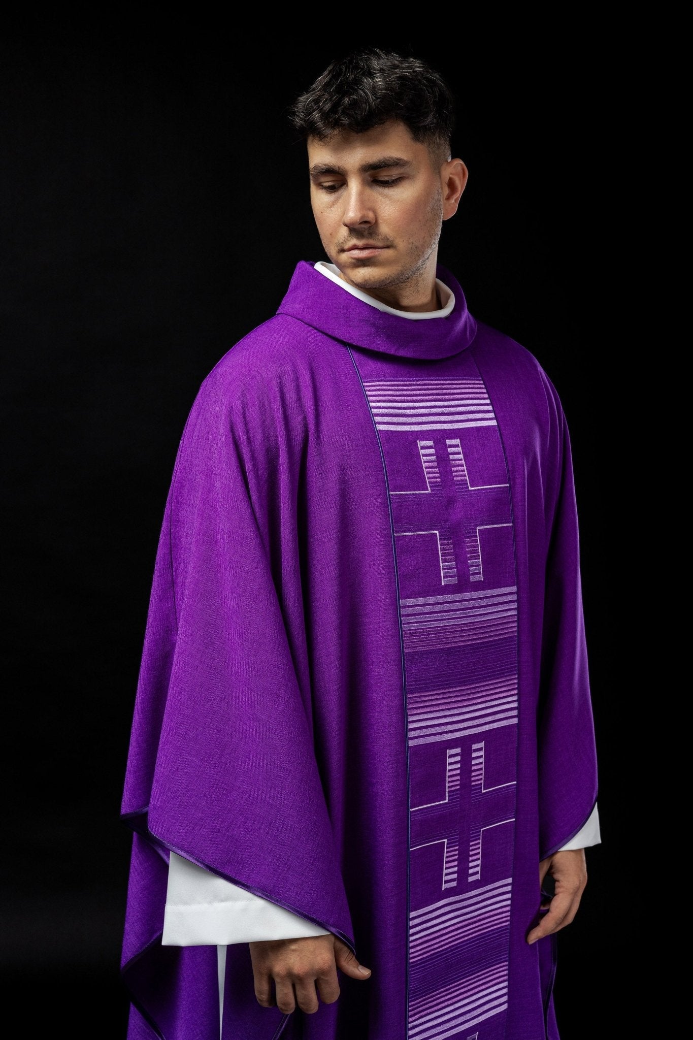 Casulla bordada con cruces moradas HA7032 - 03 FIOLET - CASULLAS.ES