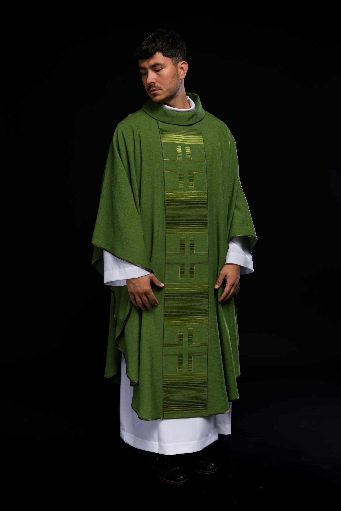 Casulla bordada con cruces verdes HA7032 - 01 ZIELONY - CASULLAS.ES