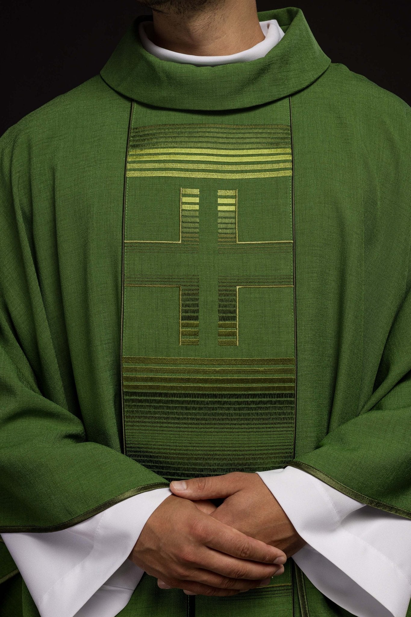 Casulla bordada con cruces verdes HA7032 - 01 ZIELONY - CASULLAS.ES