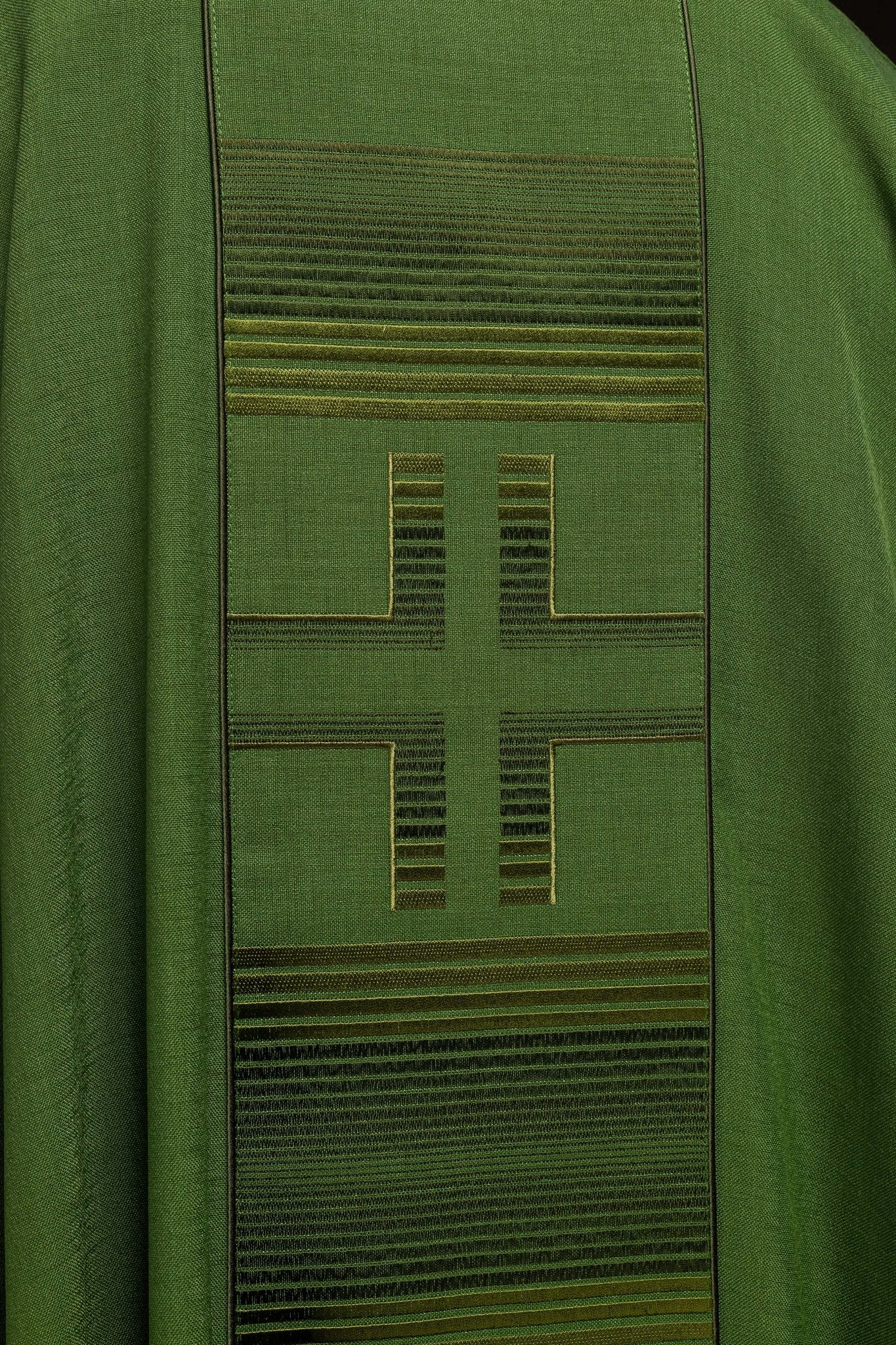 Casulla bordada con cruces verdes HA7032 - 01 ZIELONY - CASULLAS.ES