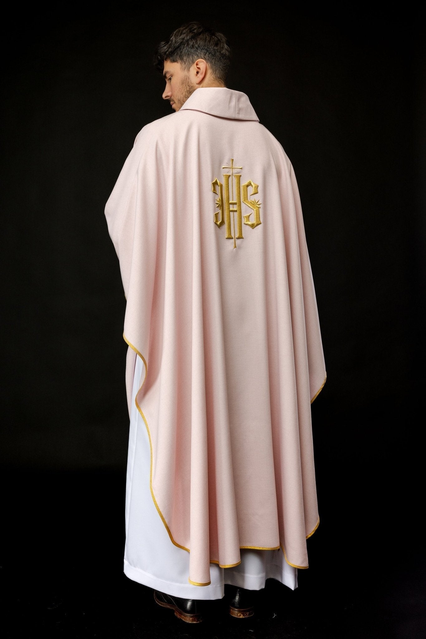Casulla bordada con diseño IHS en rosa KOR/010/08/70 RÓŻ - CASULLAS.ES
