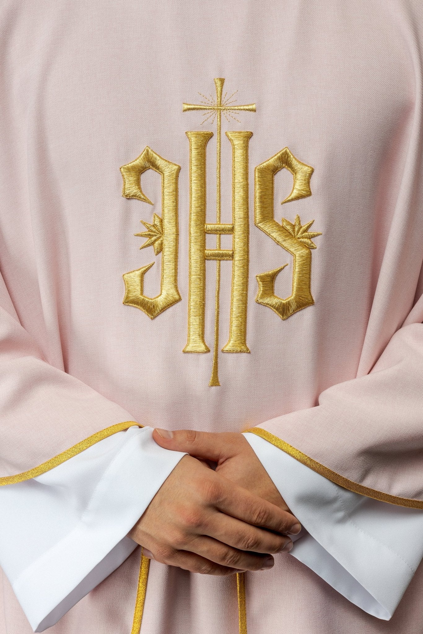 Casulla bordada con diseño IHS en rosa KOR/010/08/70 RÓŻ - CASULLAS.ES