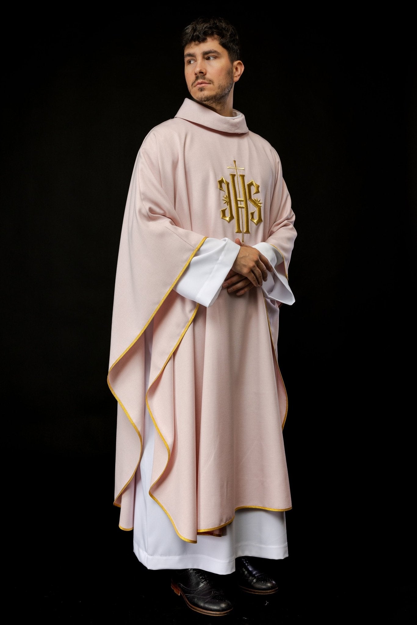 Casulla bordada con diseño IHS en rosa KOR/010/08/70 RÓŻ - CASULLAS.ES