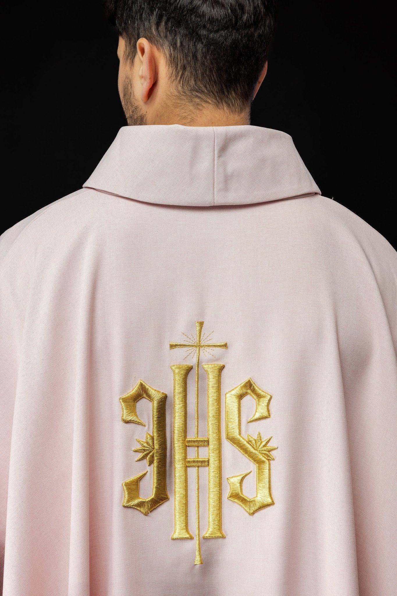 Casulla bordada con diseño IHS en rosa KOR/010/08/70 RÓŻ - CASULLAS.ES