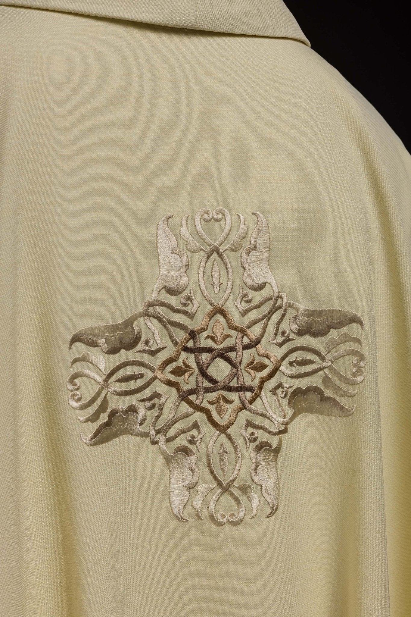 Casulla bordada con el diseño de la Cruz en color marfil HA7035 - 05 ECRU - CASULLAS.ES