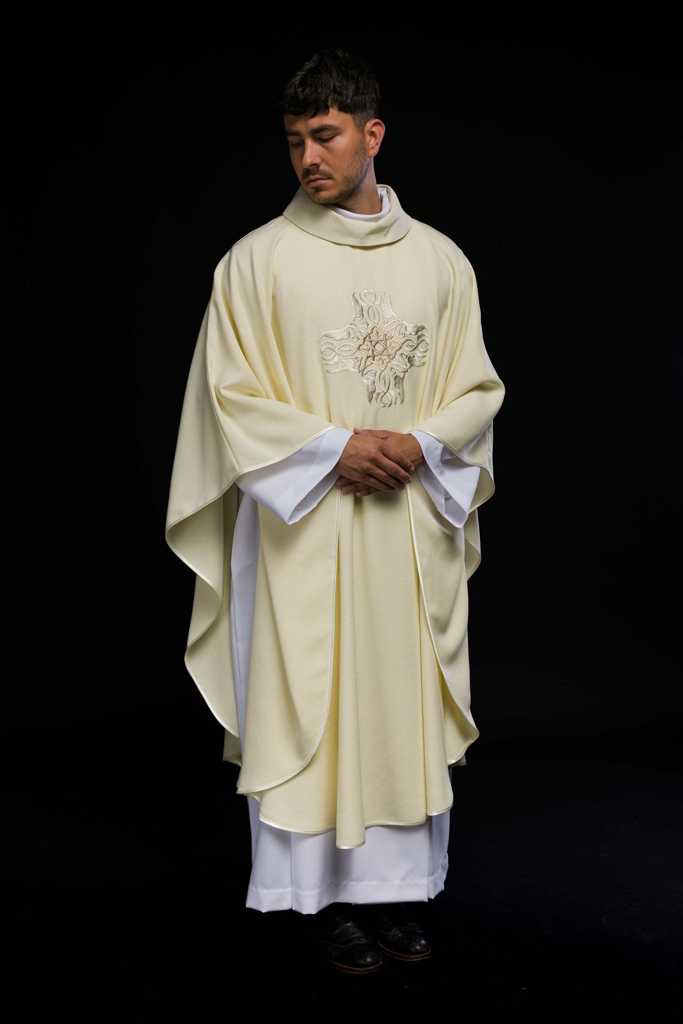 Casulla bordada con el diseño de la Cruz en color marfil HA7035 - 05 ECRU - CASULLAS.ES