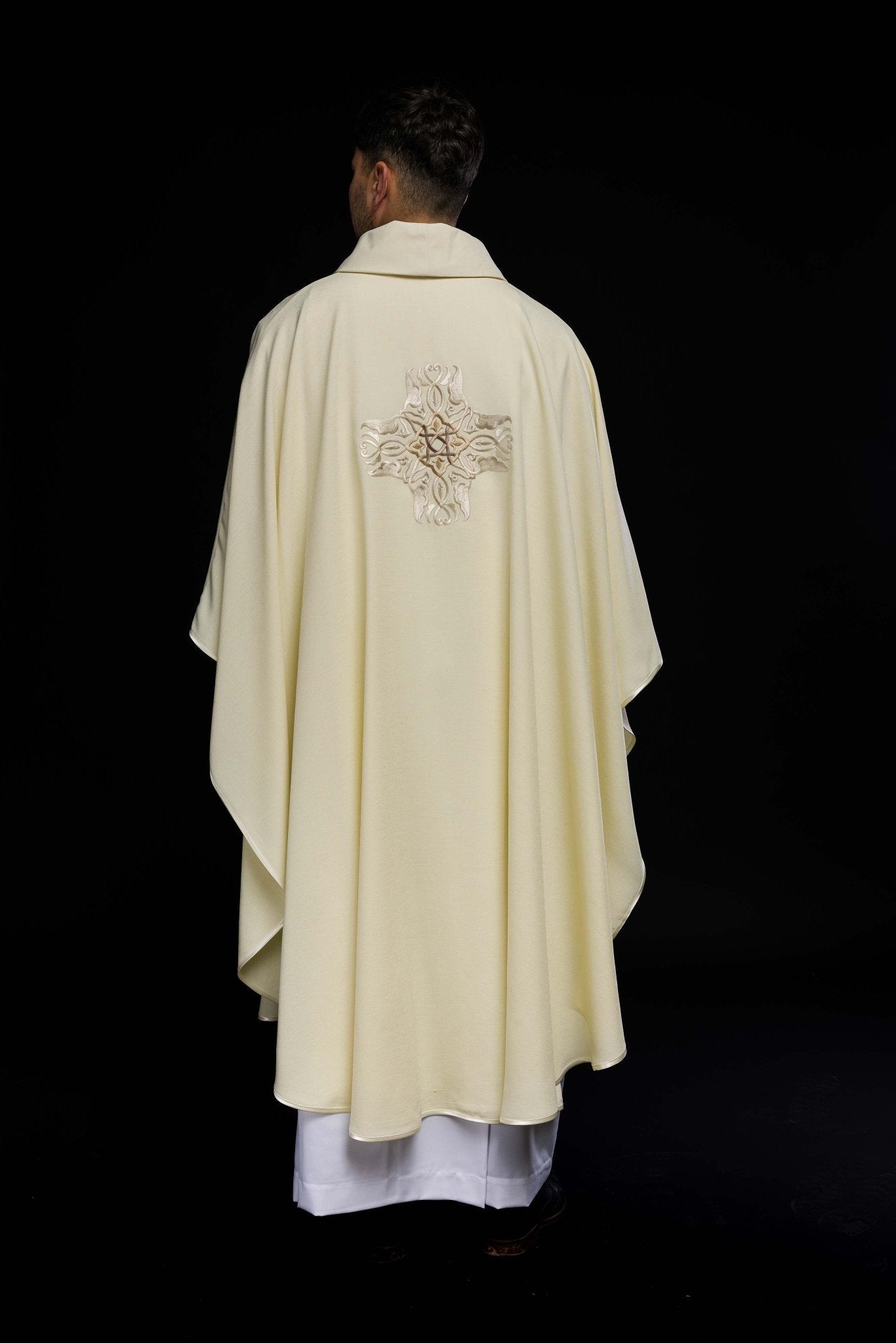 Casulla bordada con el diseño de la Cruz en color marfil HA7035 - 05 ECRU - CASULLAS.ES